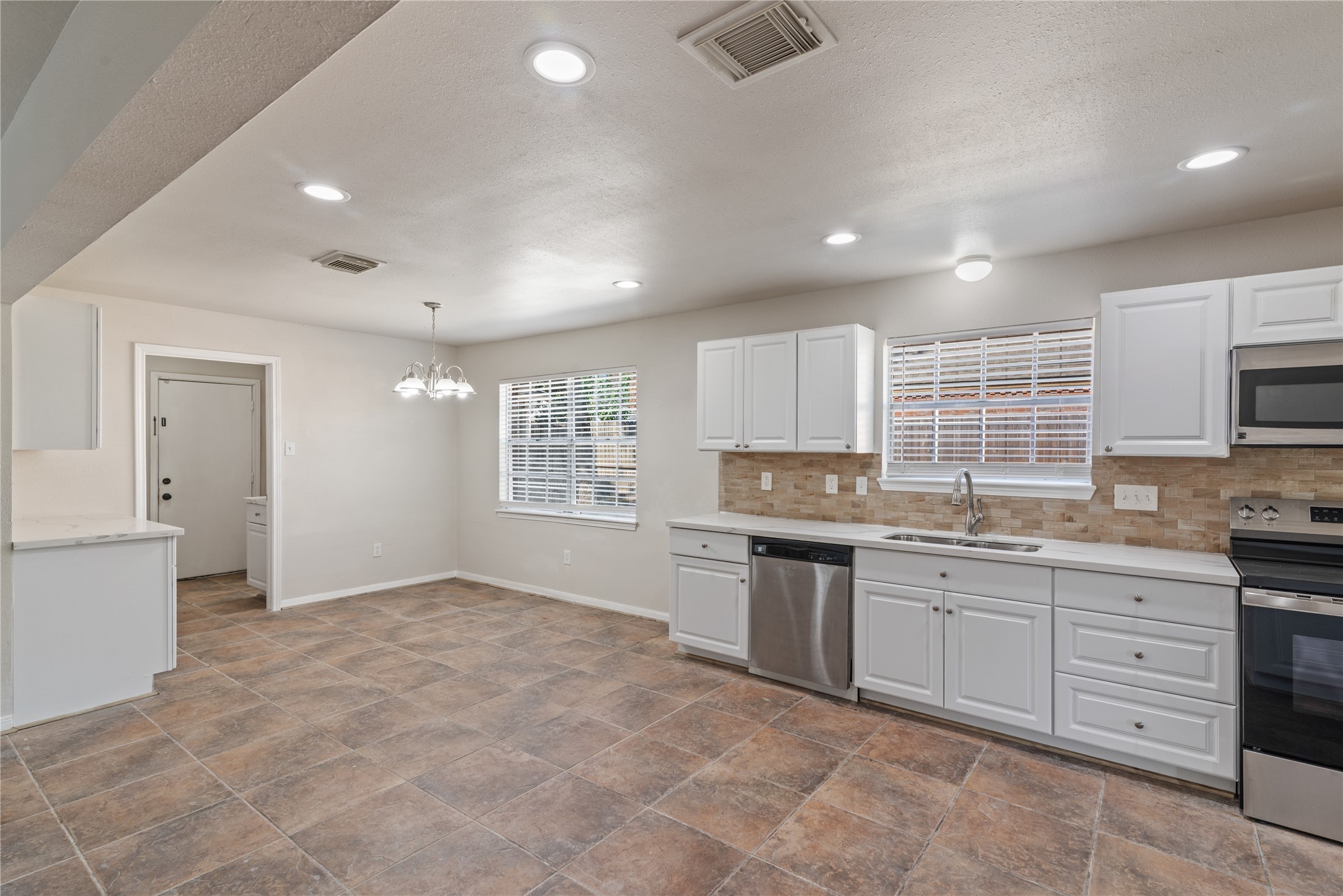 17923 Beaver Creek Drive Property Photo 4