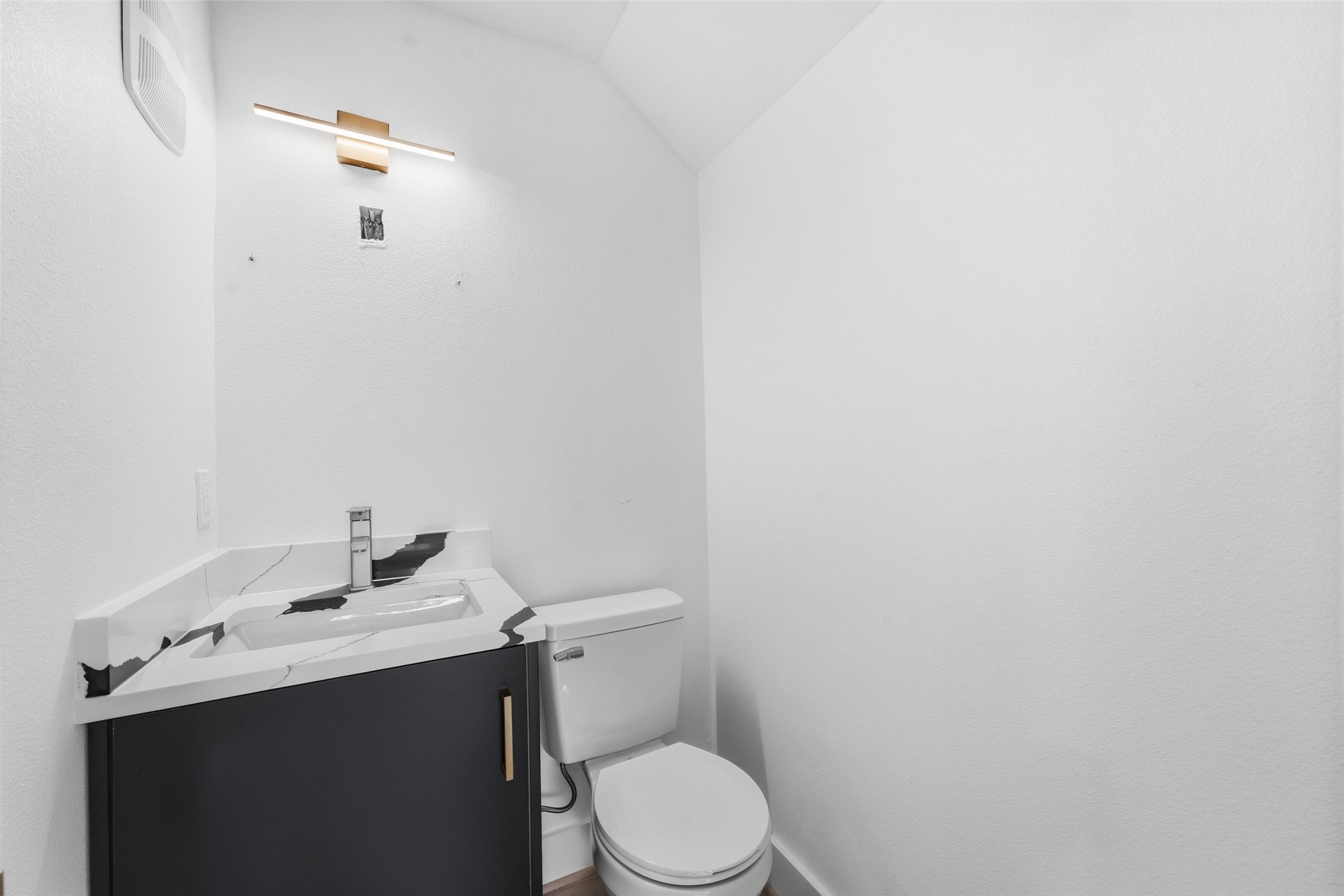 218 E 37th Street A Property Photo 9