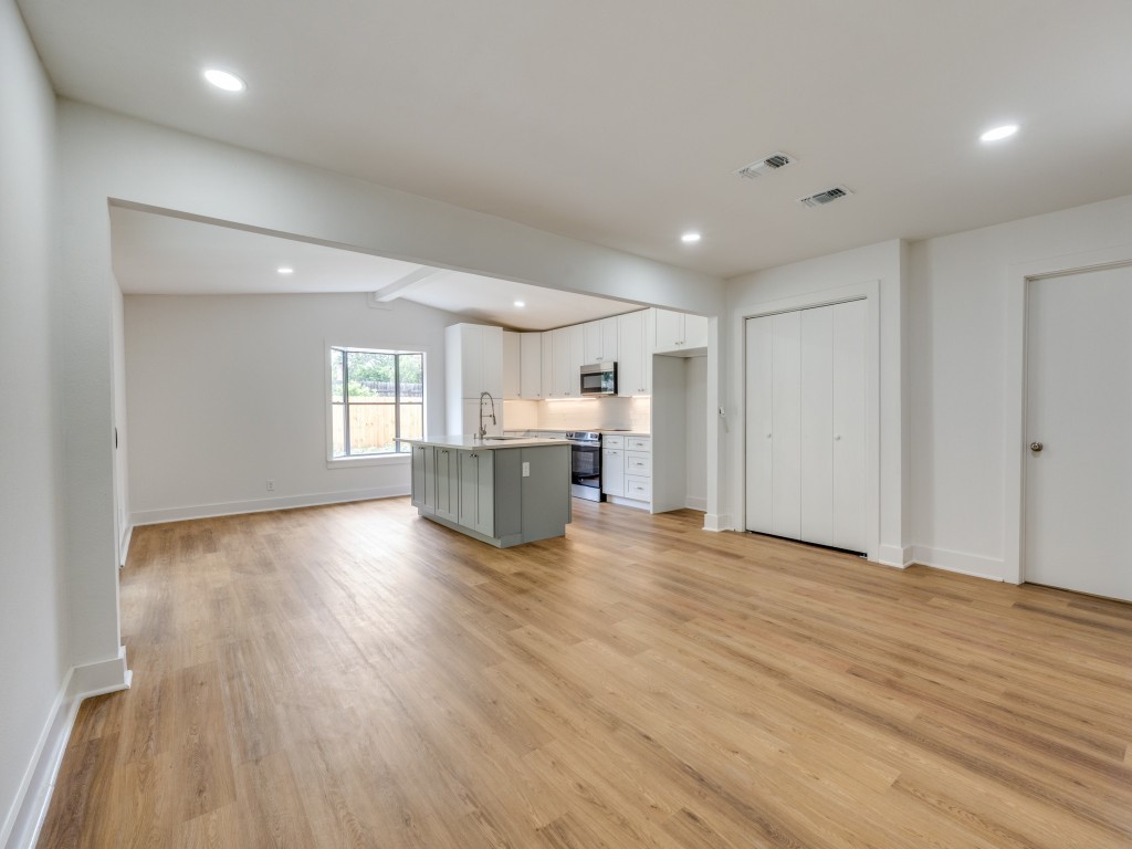 527 Blakeley Dr Property Photo 1
