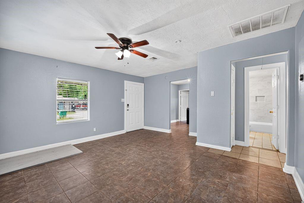 7319 Mountbatten Road, Houston Tx 77033 Property Photo 3