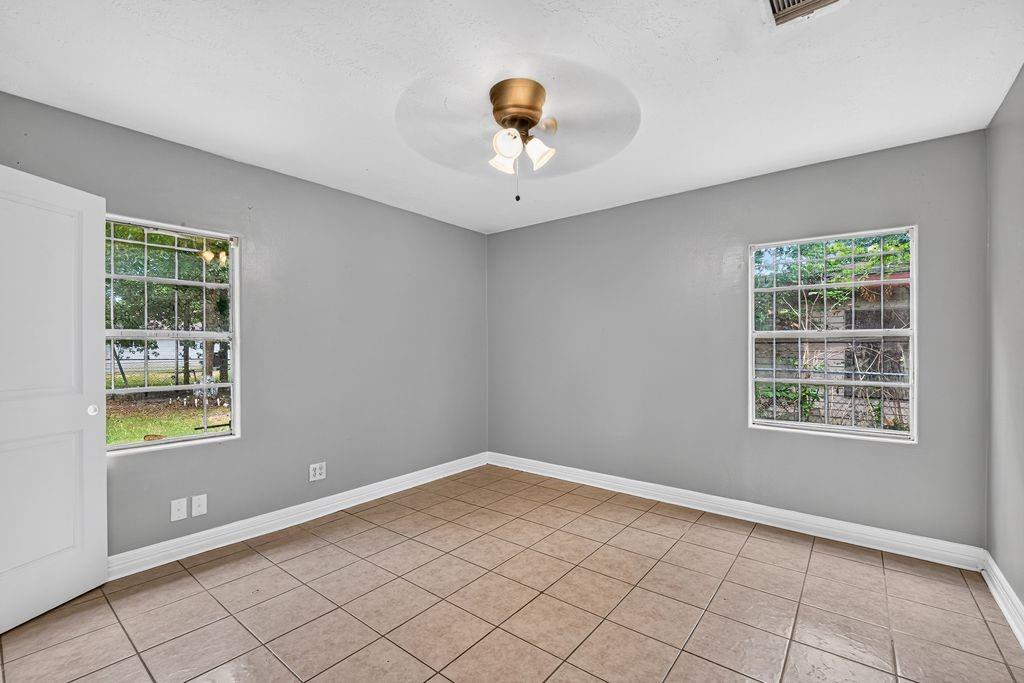 7319 Mountbatten Road, Houston Tx 77033 Property Photo 6