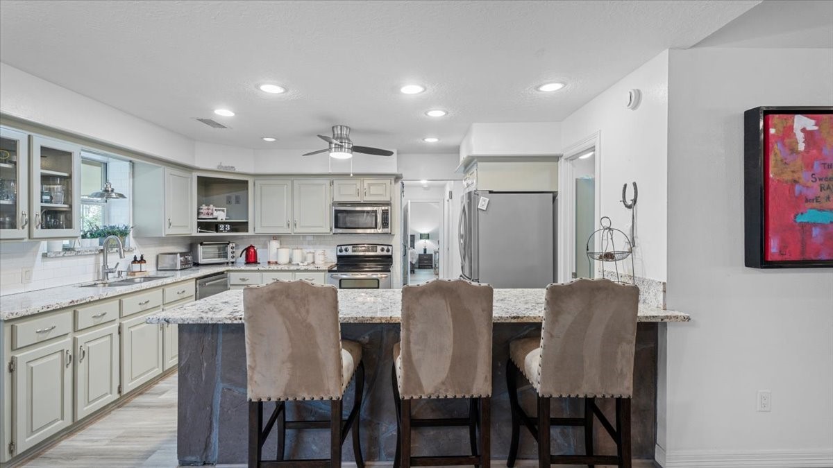 9502 Rolling Oaks Drive Property Photo 13