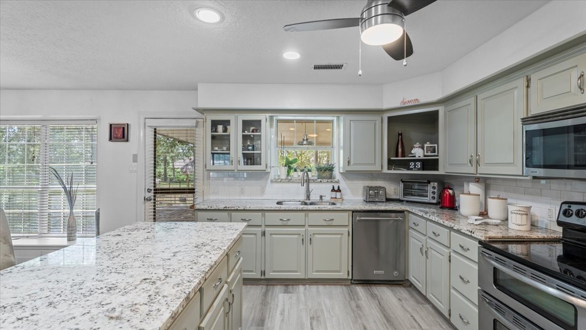 9502 Rolling Oaks Drive Property Photo 14