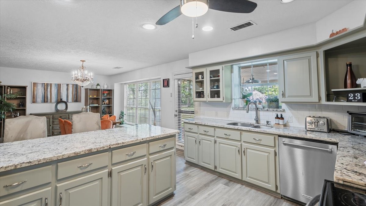 9502 Rolling Oaks Drive Property Photo 15