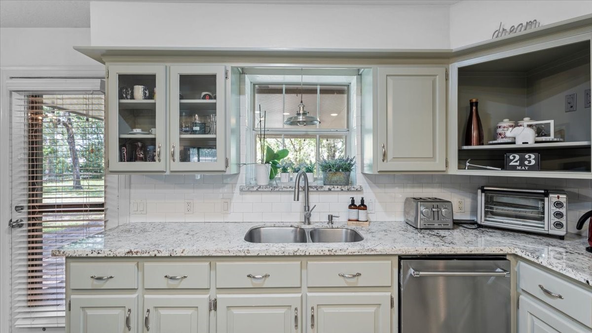 9502 Rolling Oaks Drive Property Photo 16