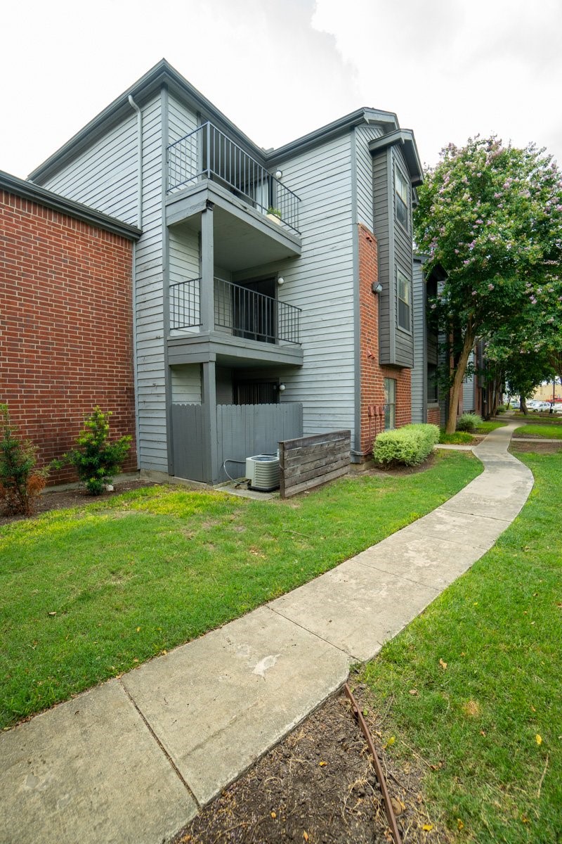 1400 Clarewood Dr Property Photo 3