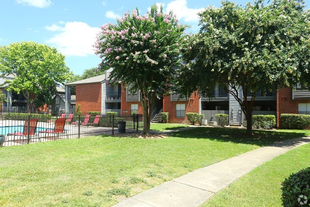 1400 Clarewood Dr Property Photo 4