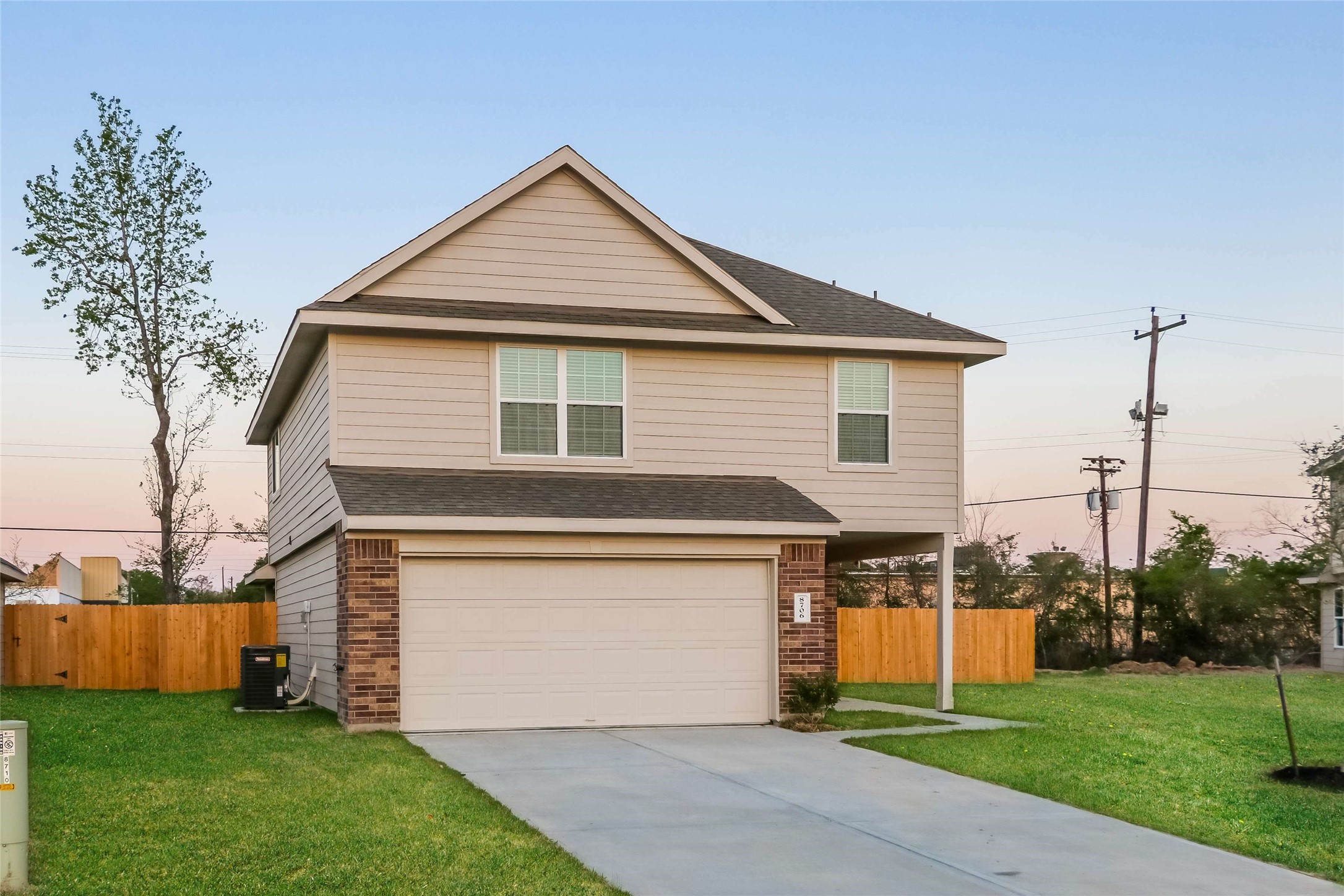 8706 Lar-ree Oaks Circle Property Photo 1