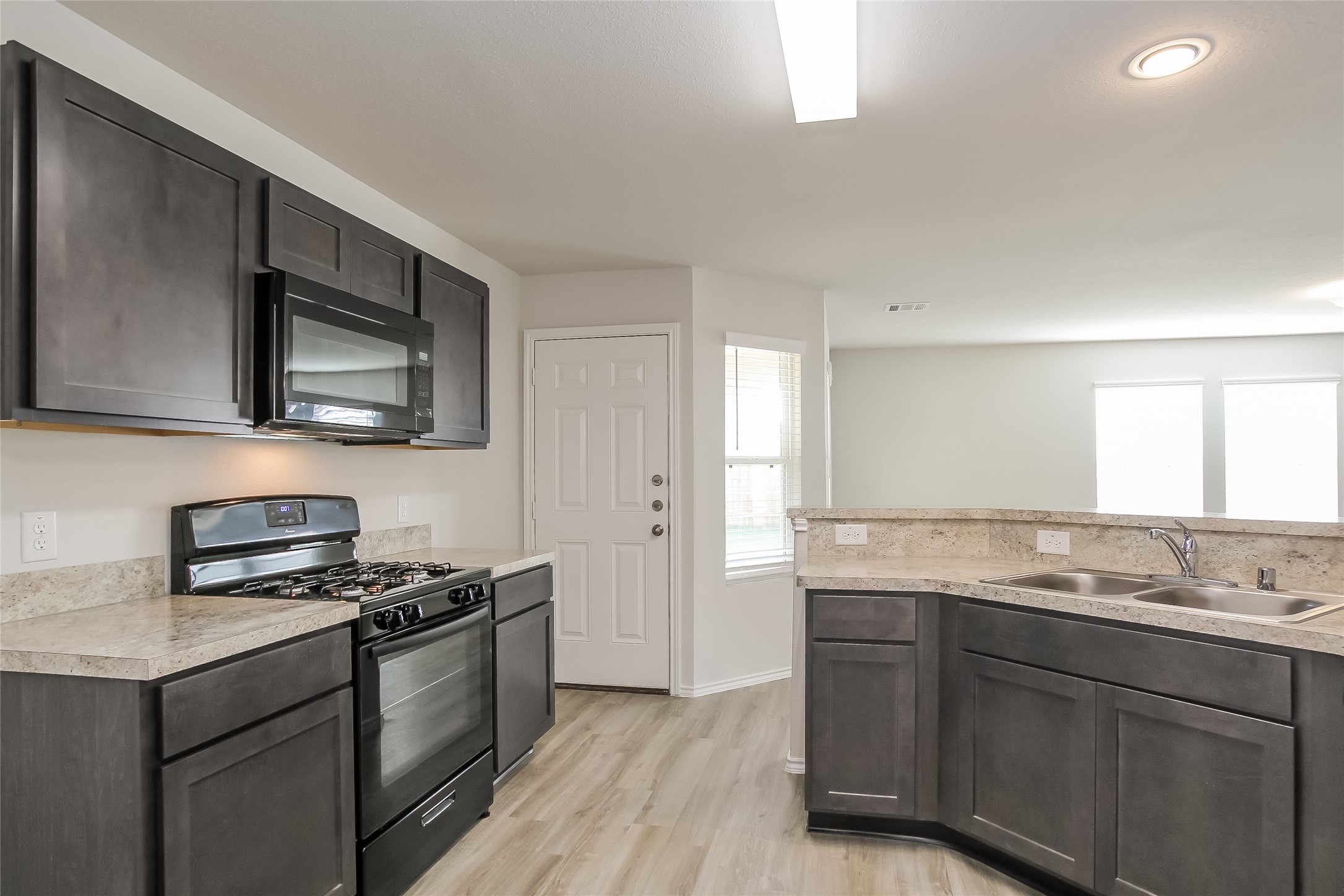 8706 Lar-ree Oaks Circle Property Photo 4