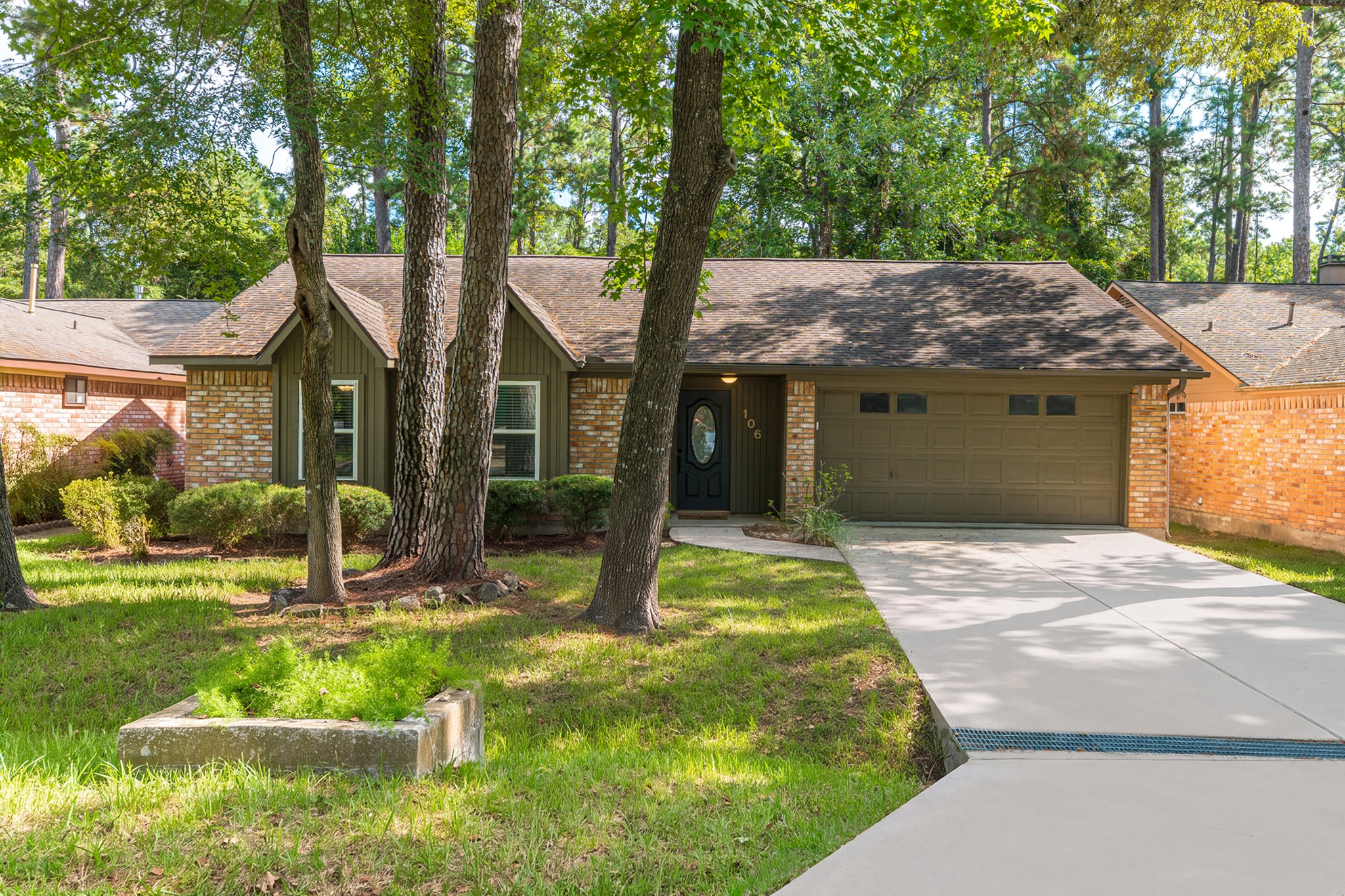 106 N Woodstock Circle Drive Property Photo 1