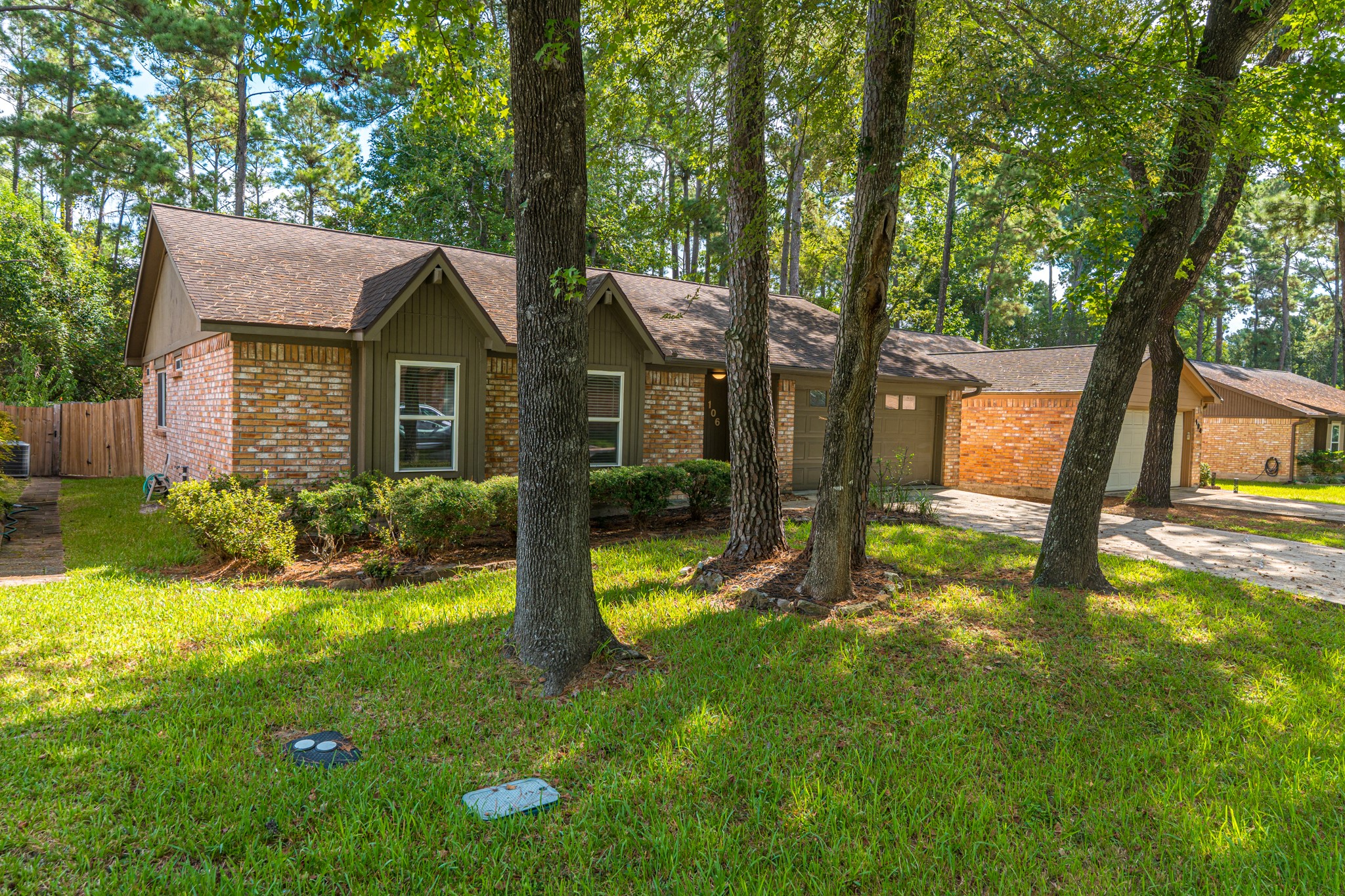106 N Woodstock Circle Drive Property Photo 2