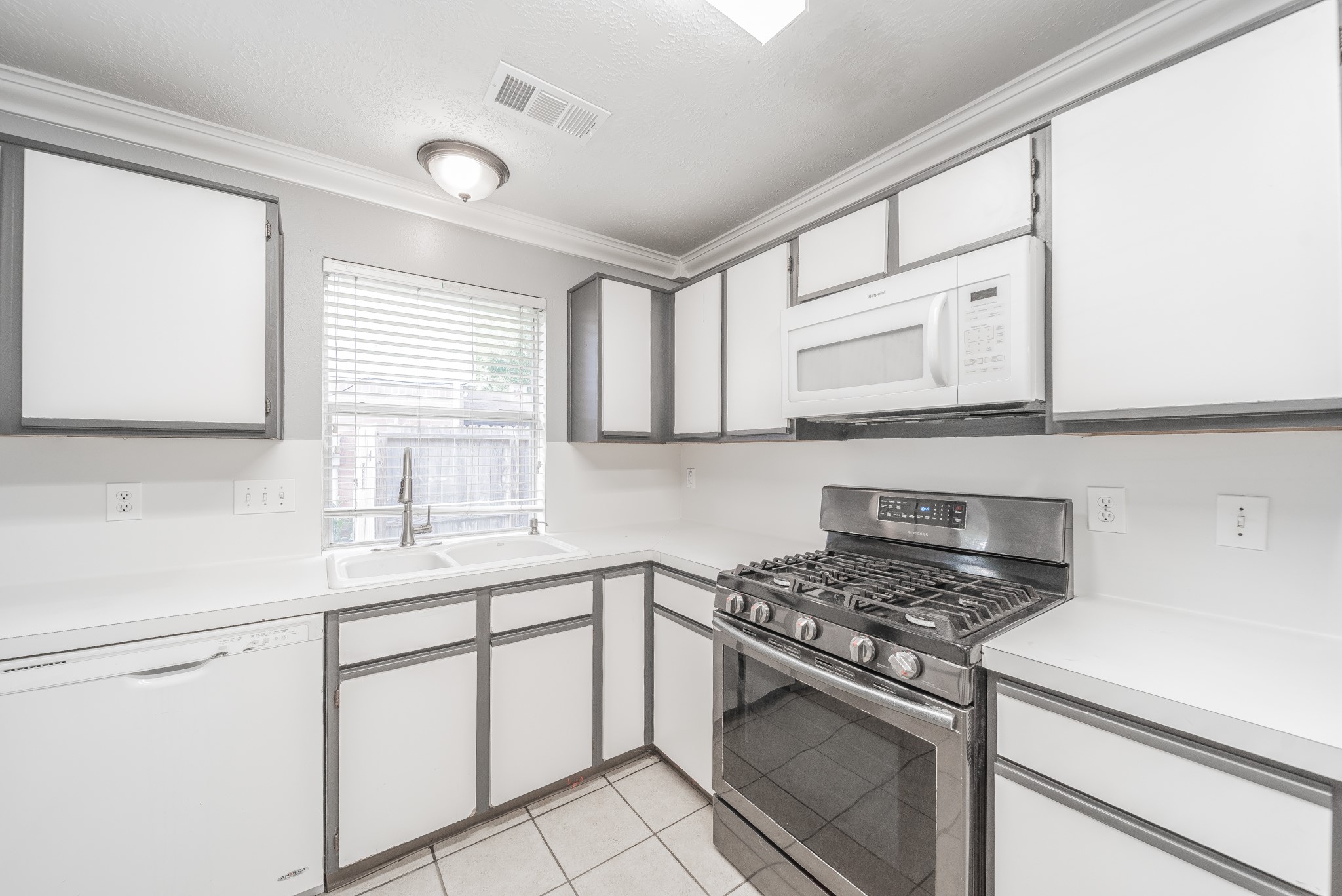 16019 Hilton Head Lane Property Photo 8