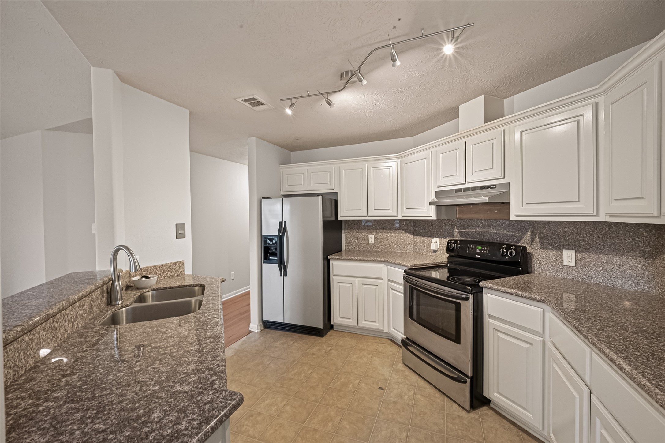 16299 Hidden Deer Lane Property Photo 4