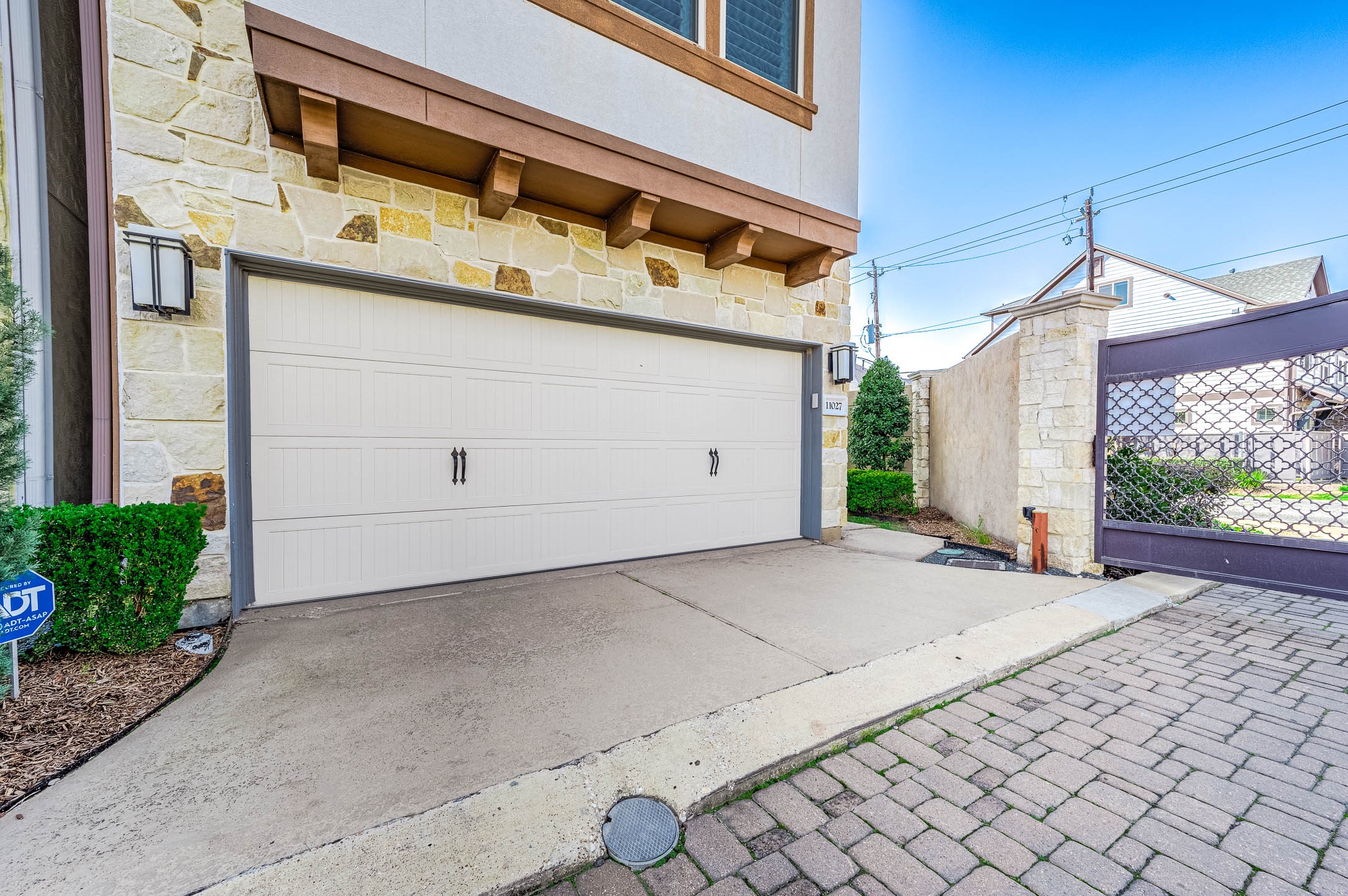 11027 Acorn Falls Drive Property Photo 6
