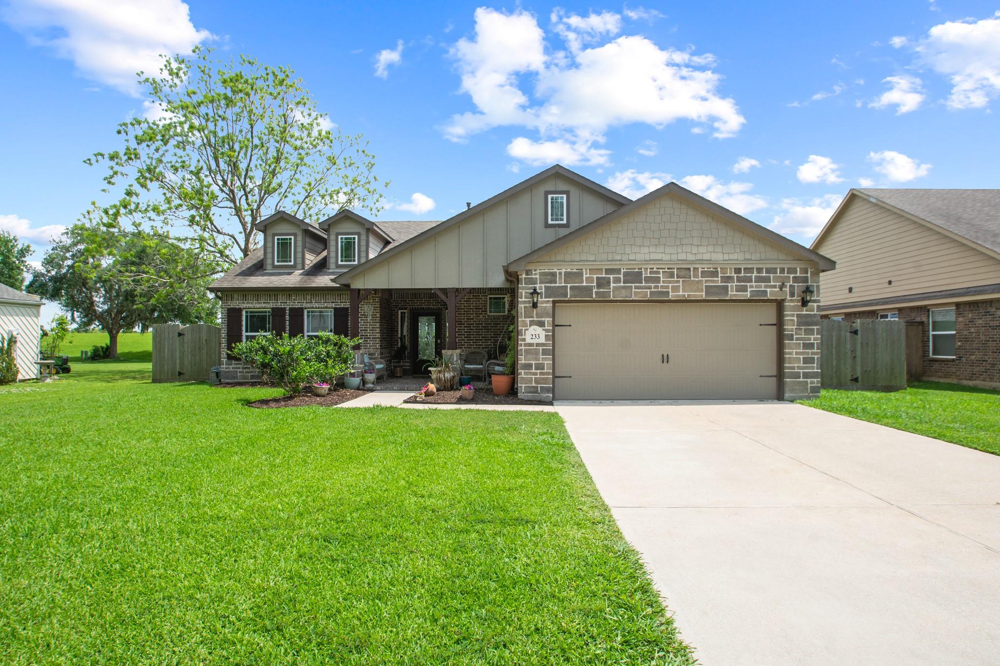 233 Twin Lakes Boulevard, West Columbia Tx 77486 Property Photo 1
