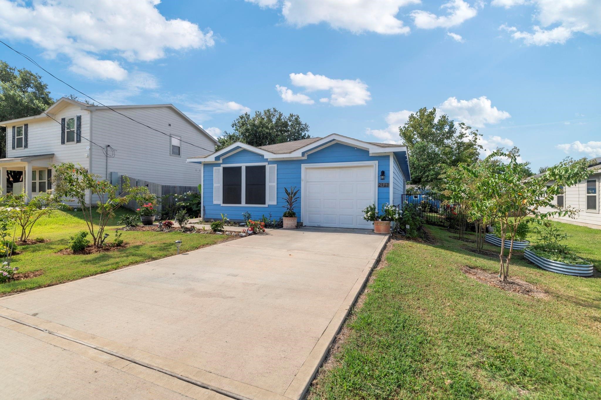 2707 Center Street Property Photo 1