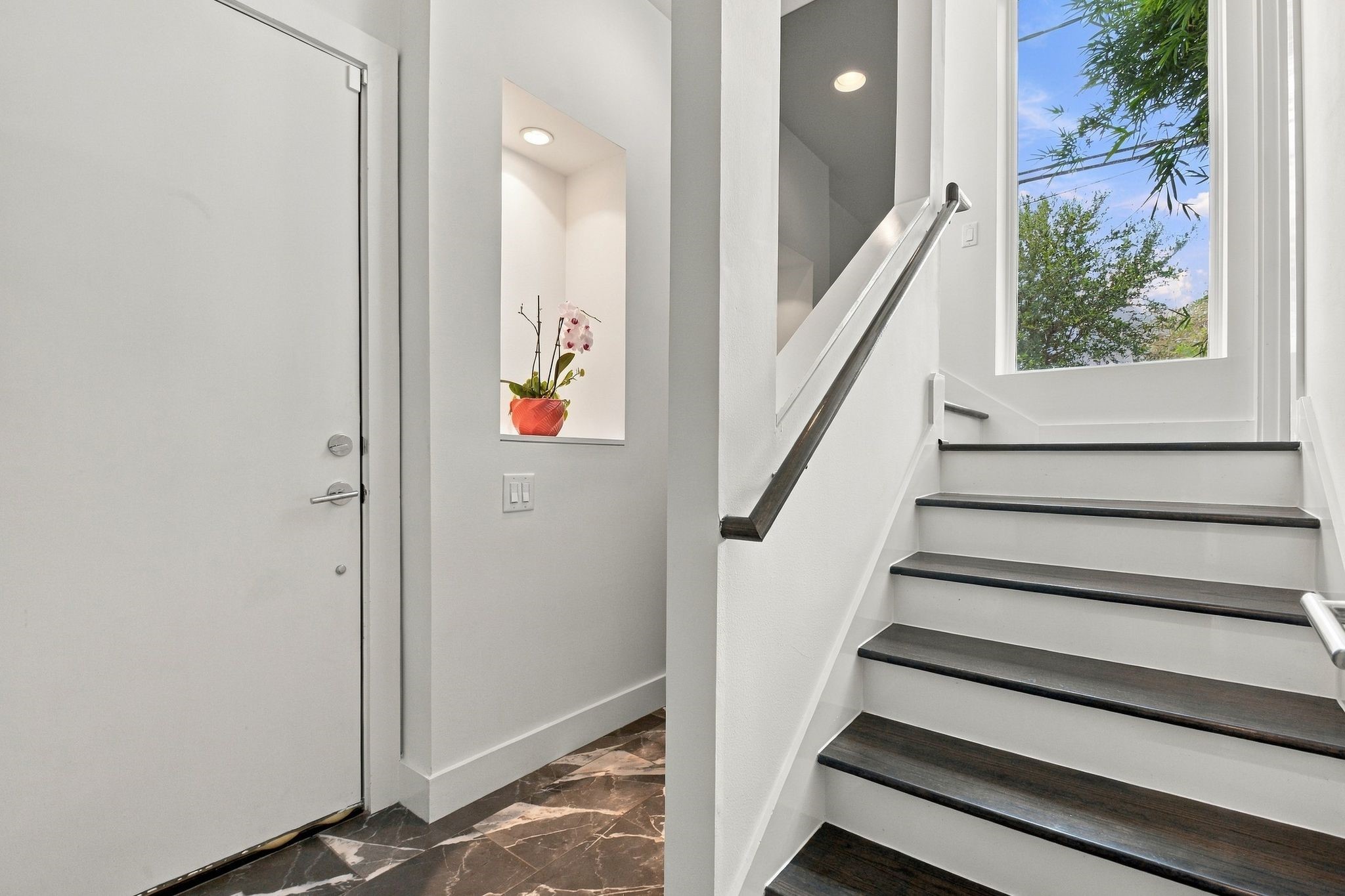 1156 W 19th Street Property Photo 4