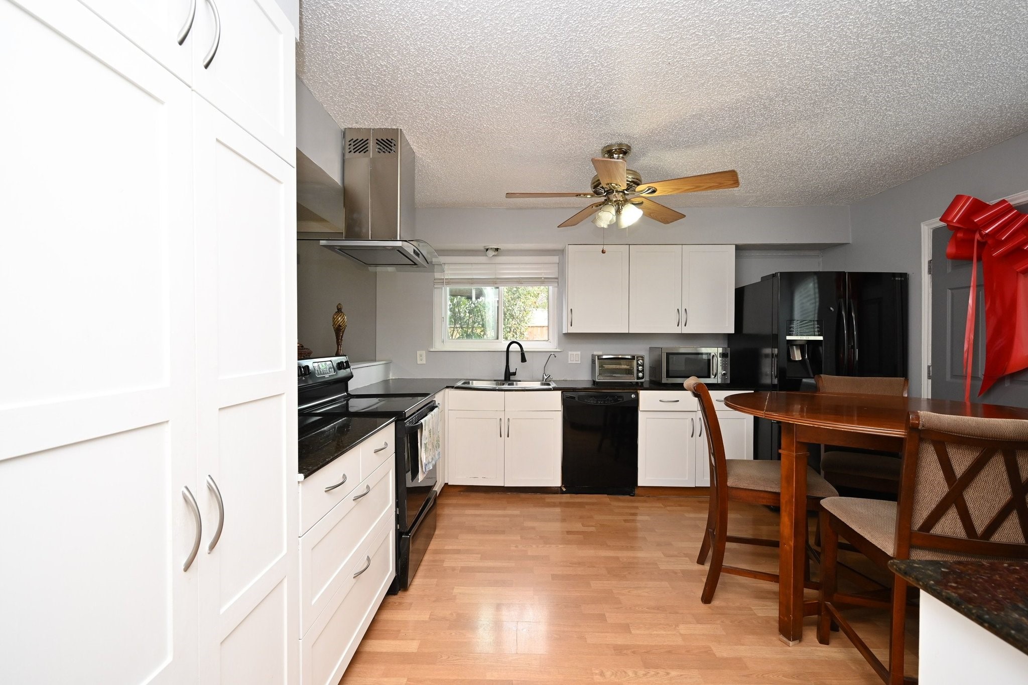13102 Richmond Avenue Property Photo 7