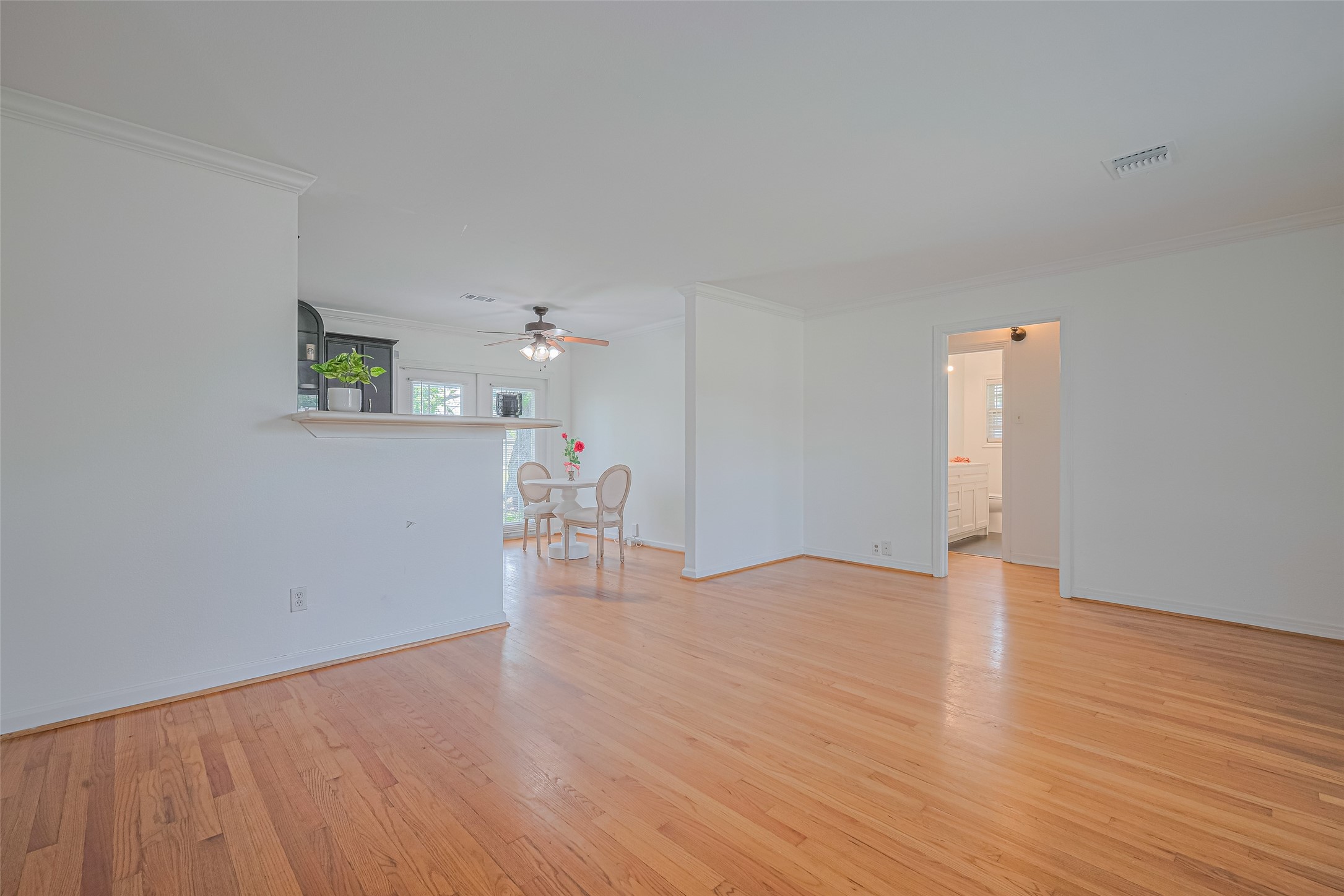 3042 Oak Forest Drive Property Photo 4