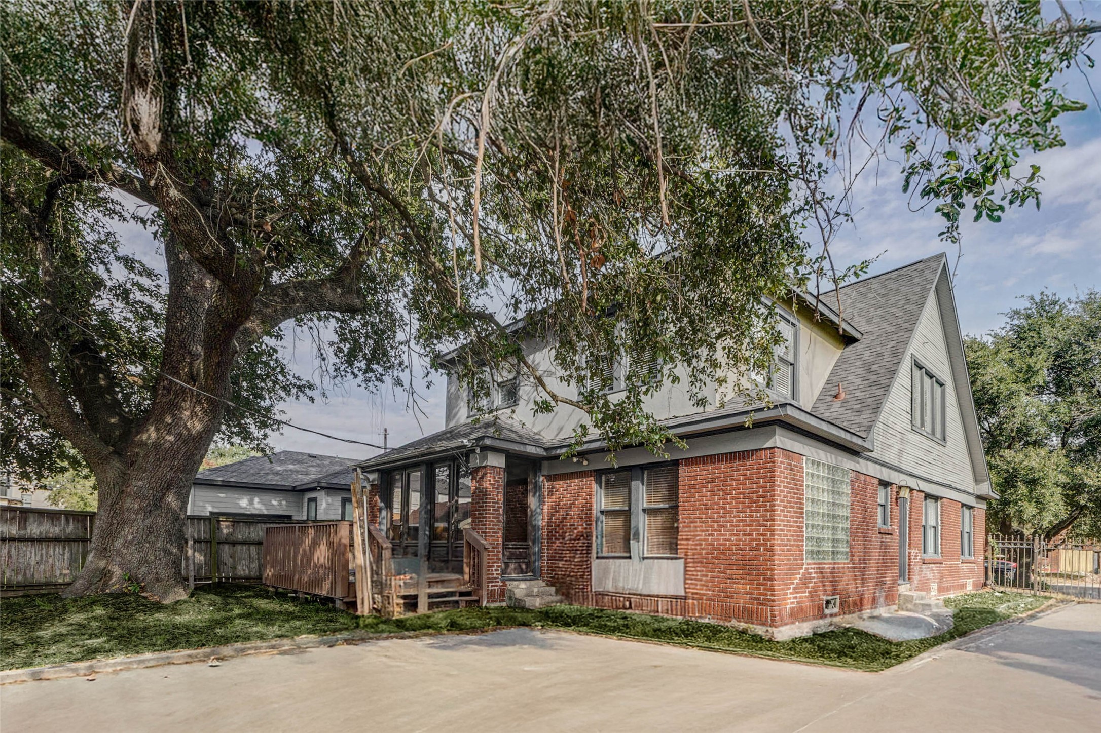 2410 Cleburne Street Property Photo 5