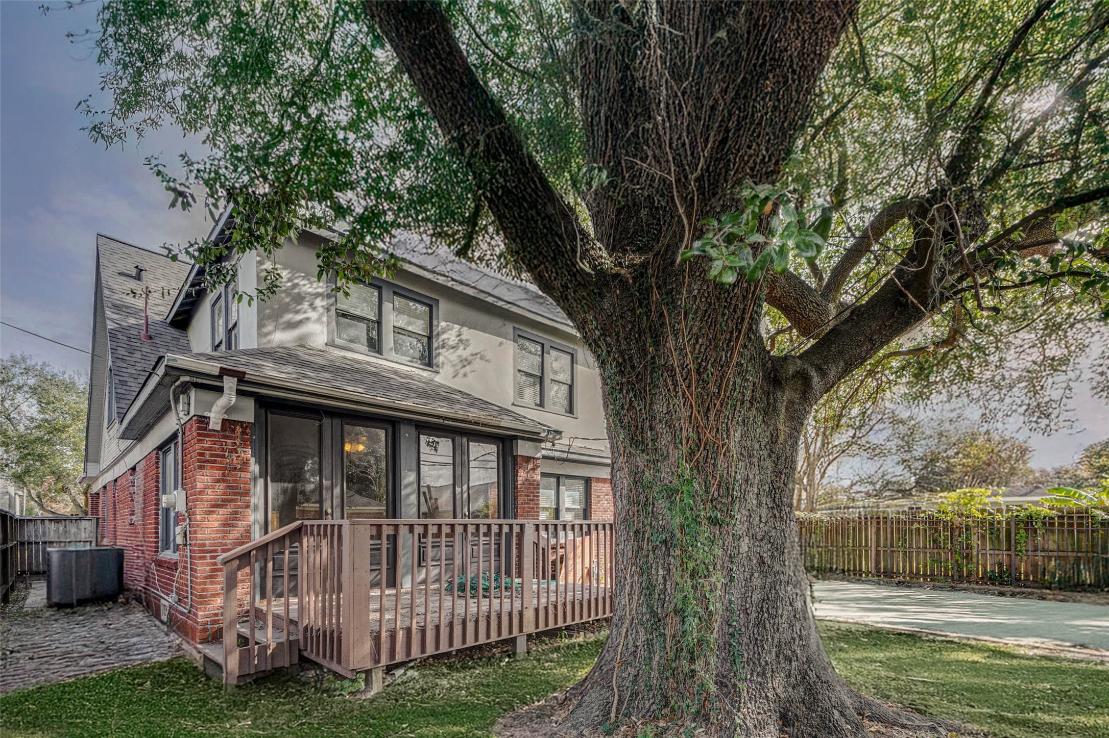 2410 Cleburne Street Property Photo 7