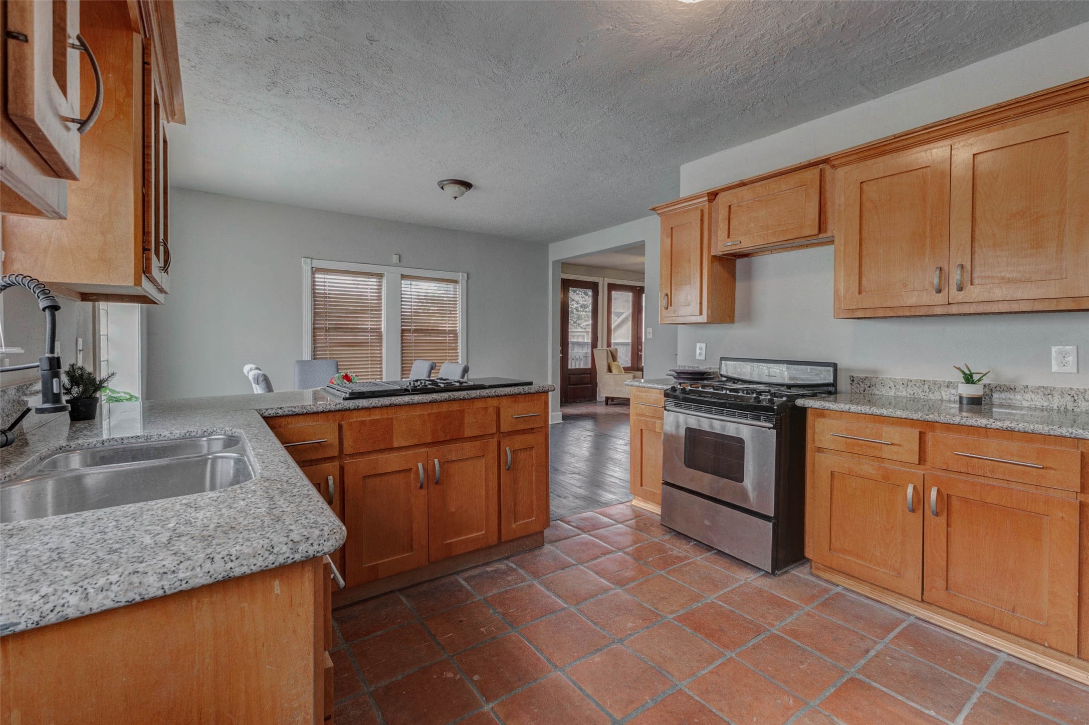 2410 Cleburne Street Property Photo 10