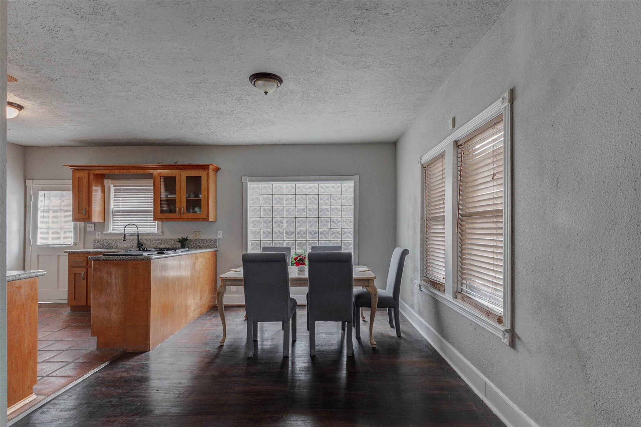 2410 Cleburne Street Property Photo 11