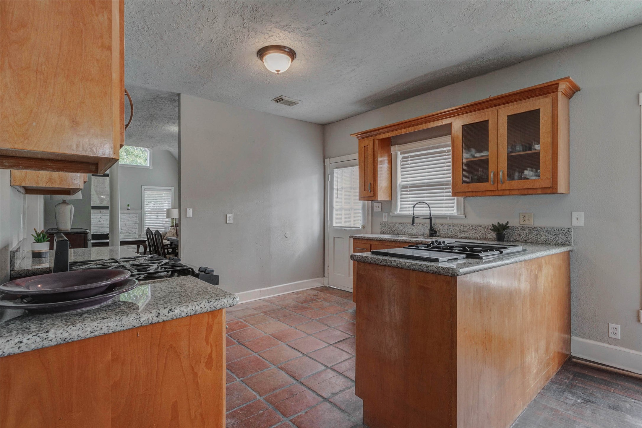 2410 Cleburne Street Property Photo 24
