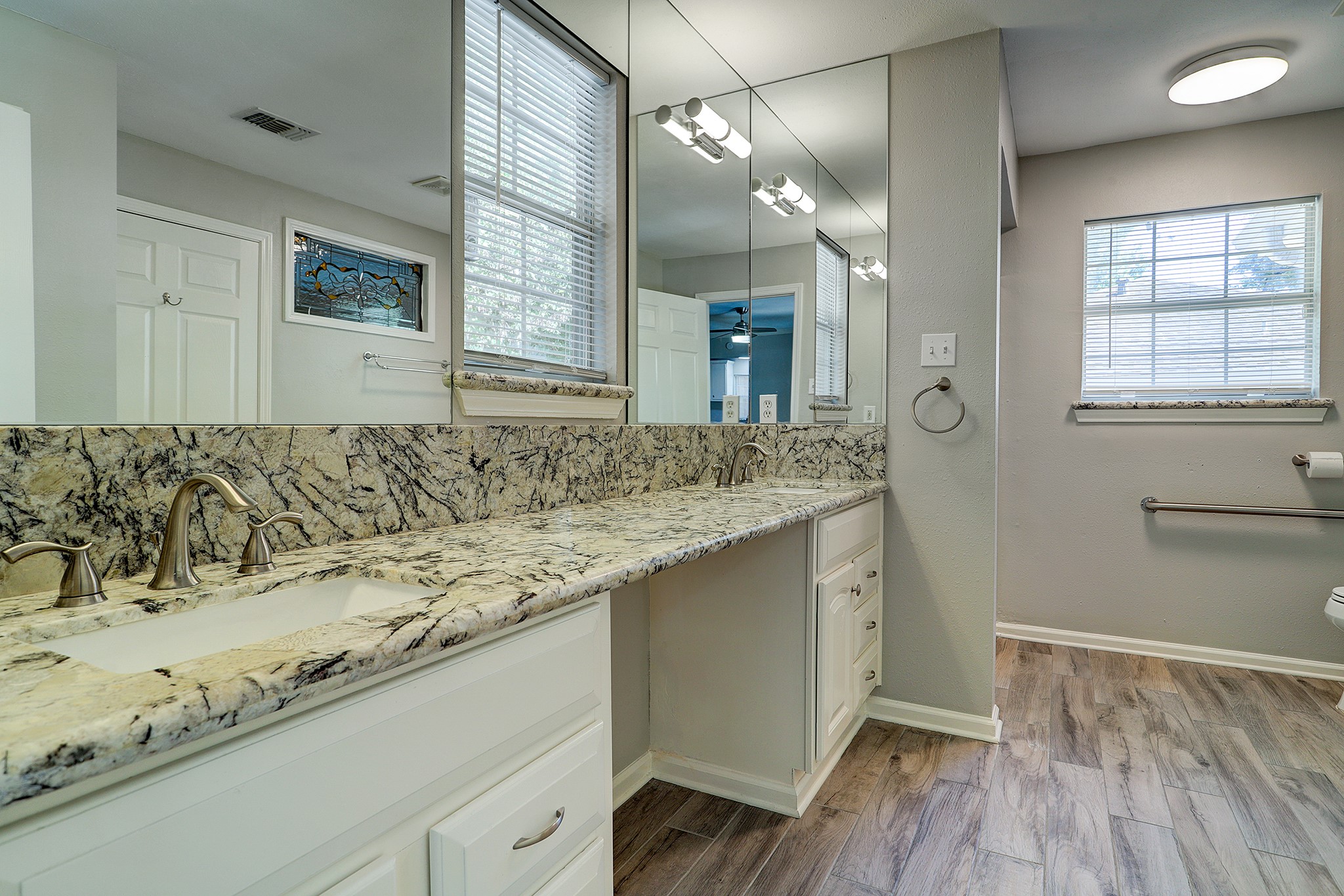 2619 Eastgrove Lane Property Photo 10