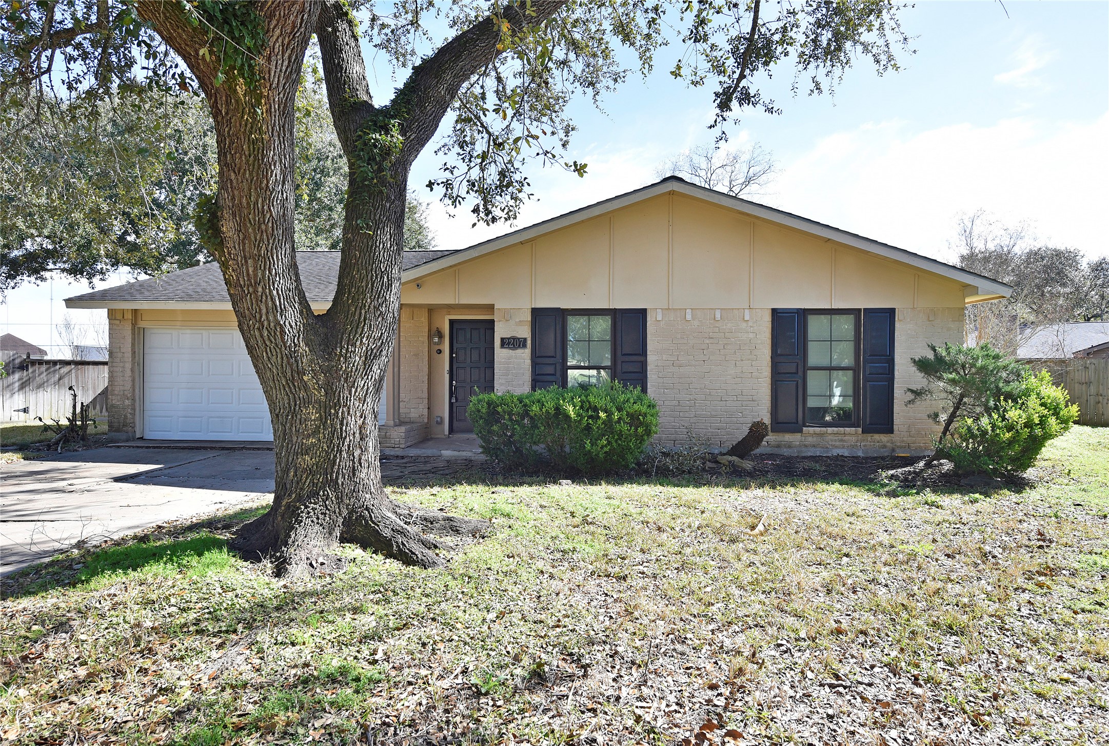 2207 Woodglen Drive Property Photo 2