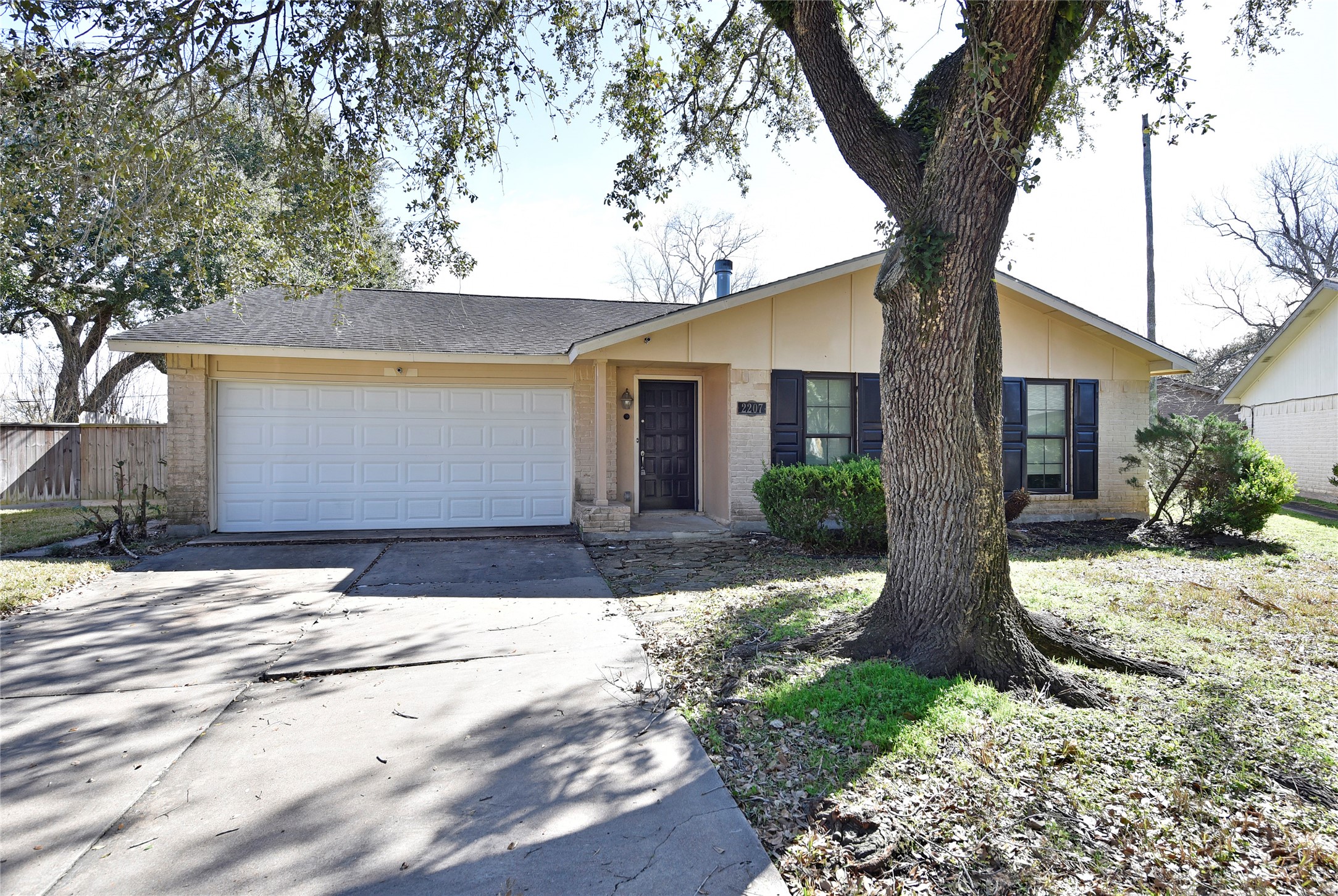 2207 Woodglen Drive Property Photo 3