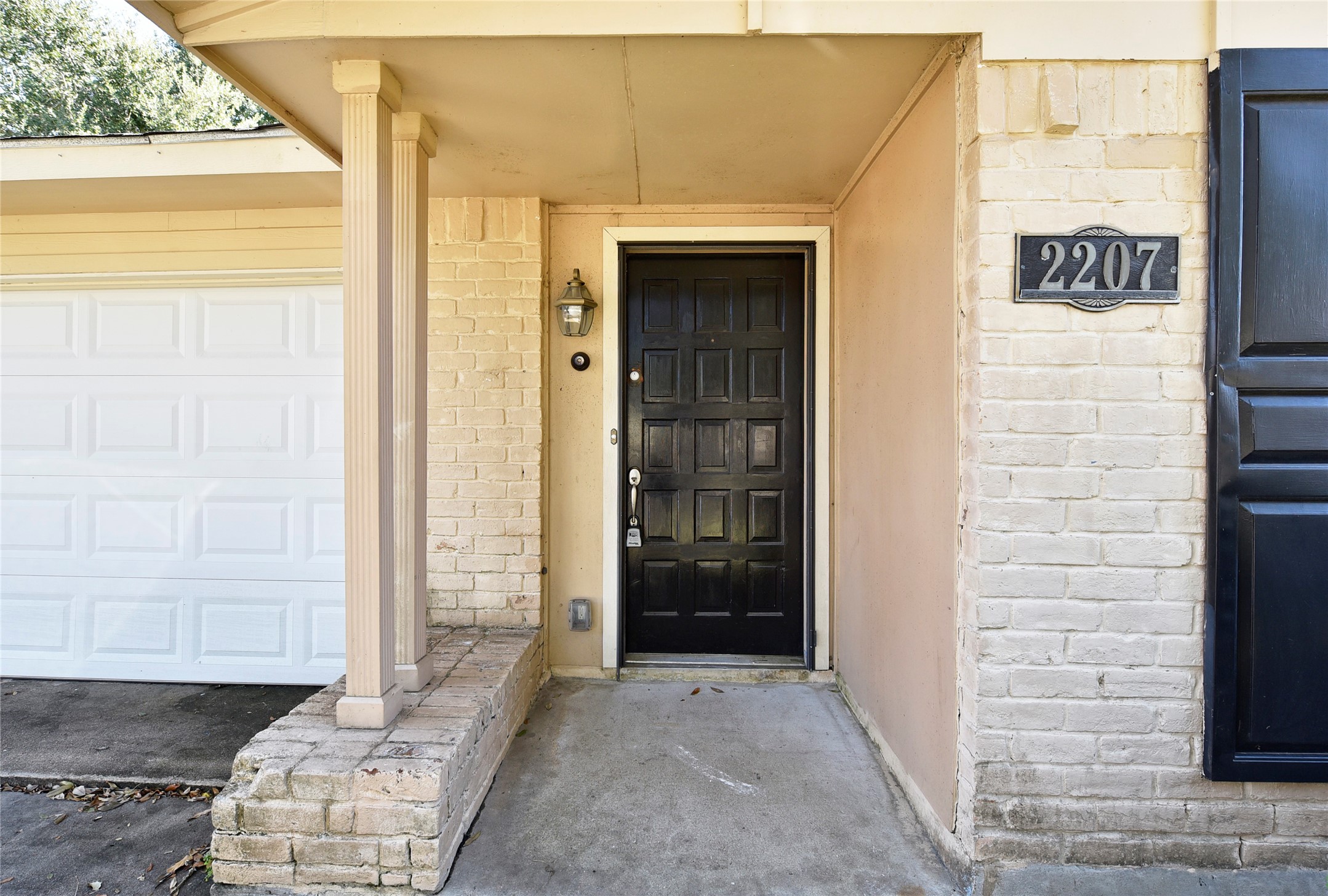 2207 Woodglen Drive Property Photo 4