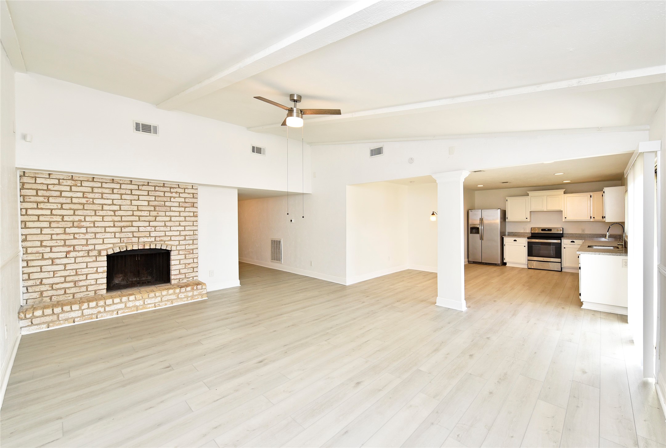 2207 Woodglen Drive Property Photo 5