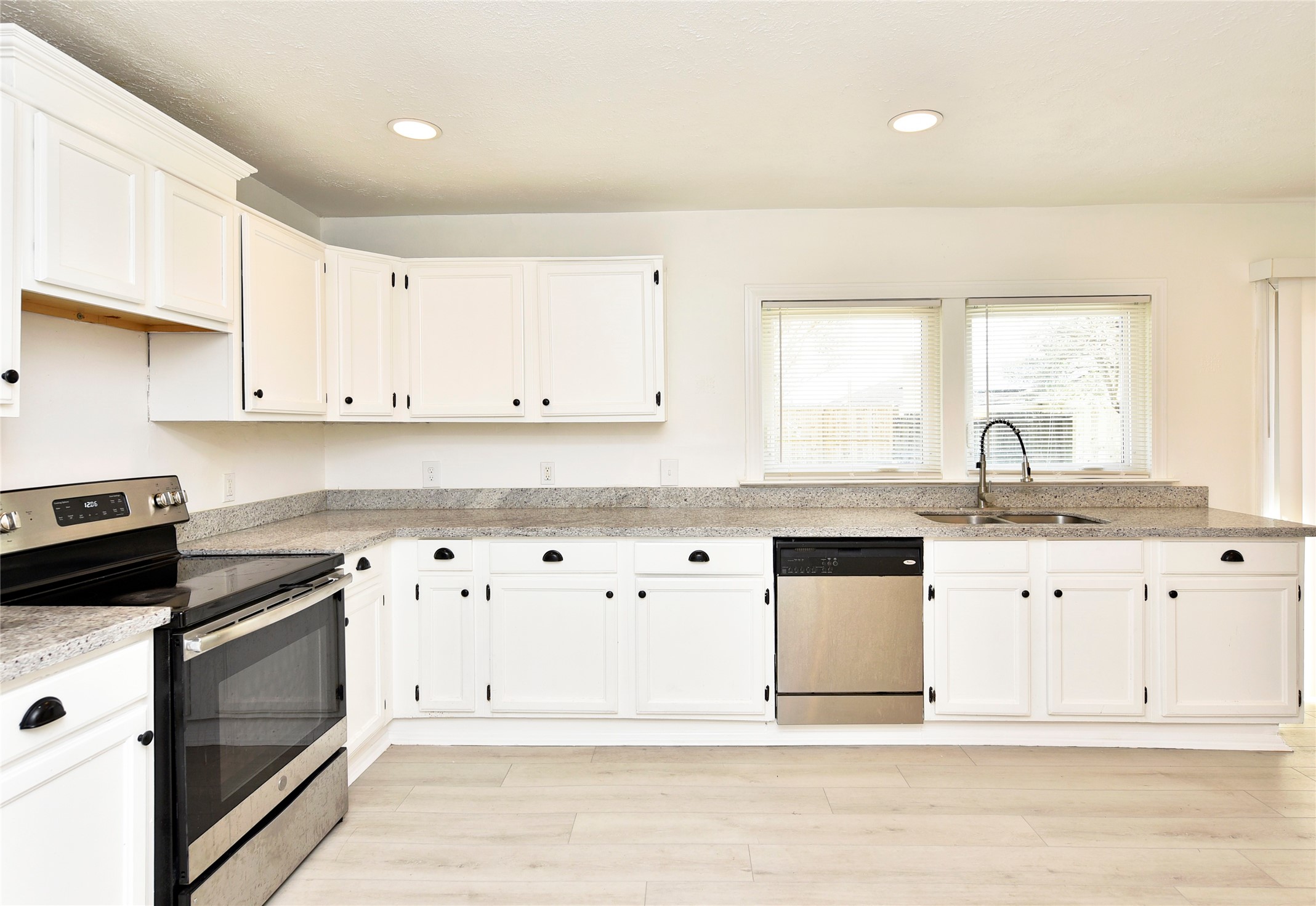 2207 Woodglen Drive Property Photo 12