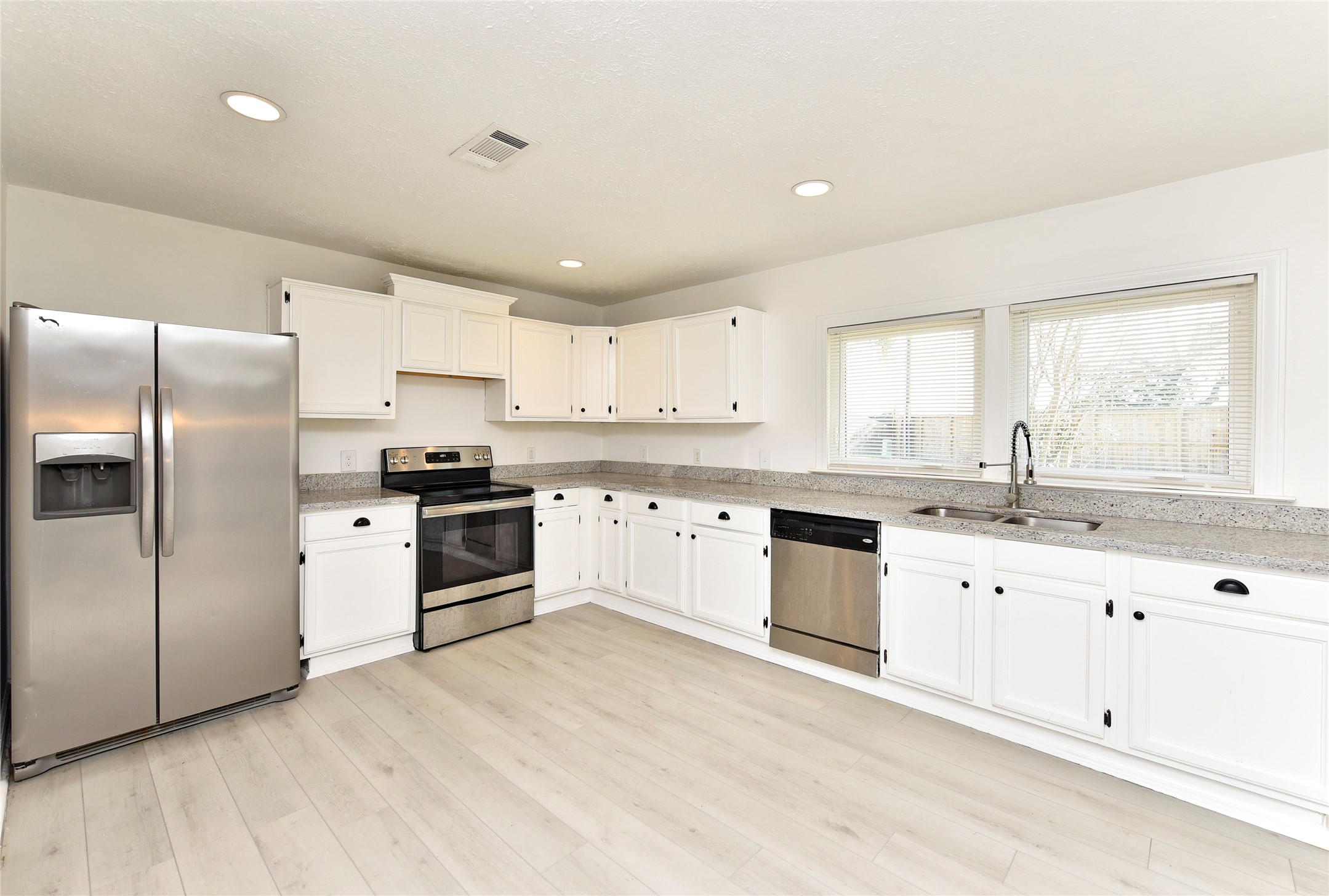 2207 Woodglen Drive Property Photo 13