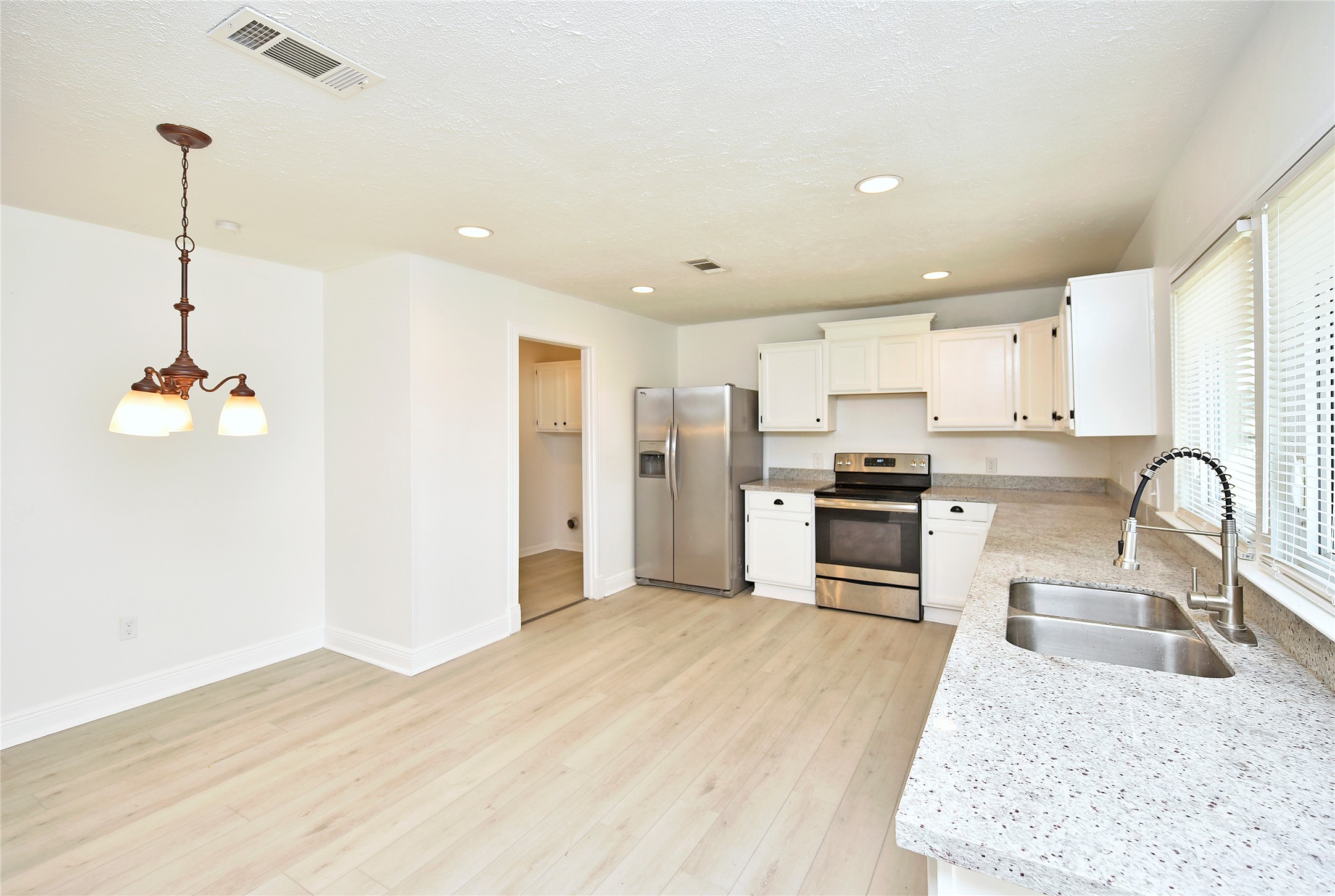 2207 Woodglen Drive Property Photo 14