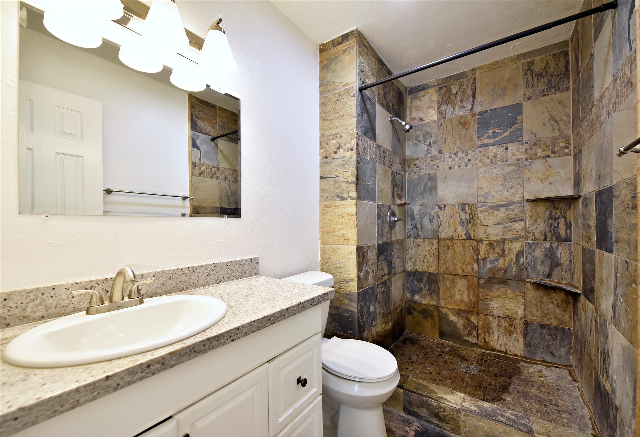 2207 Woodglen Drive Property Photo 19