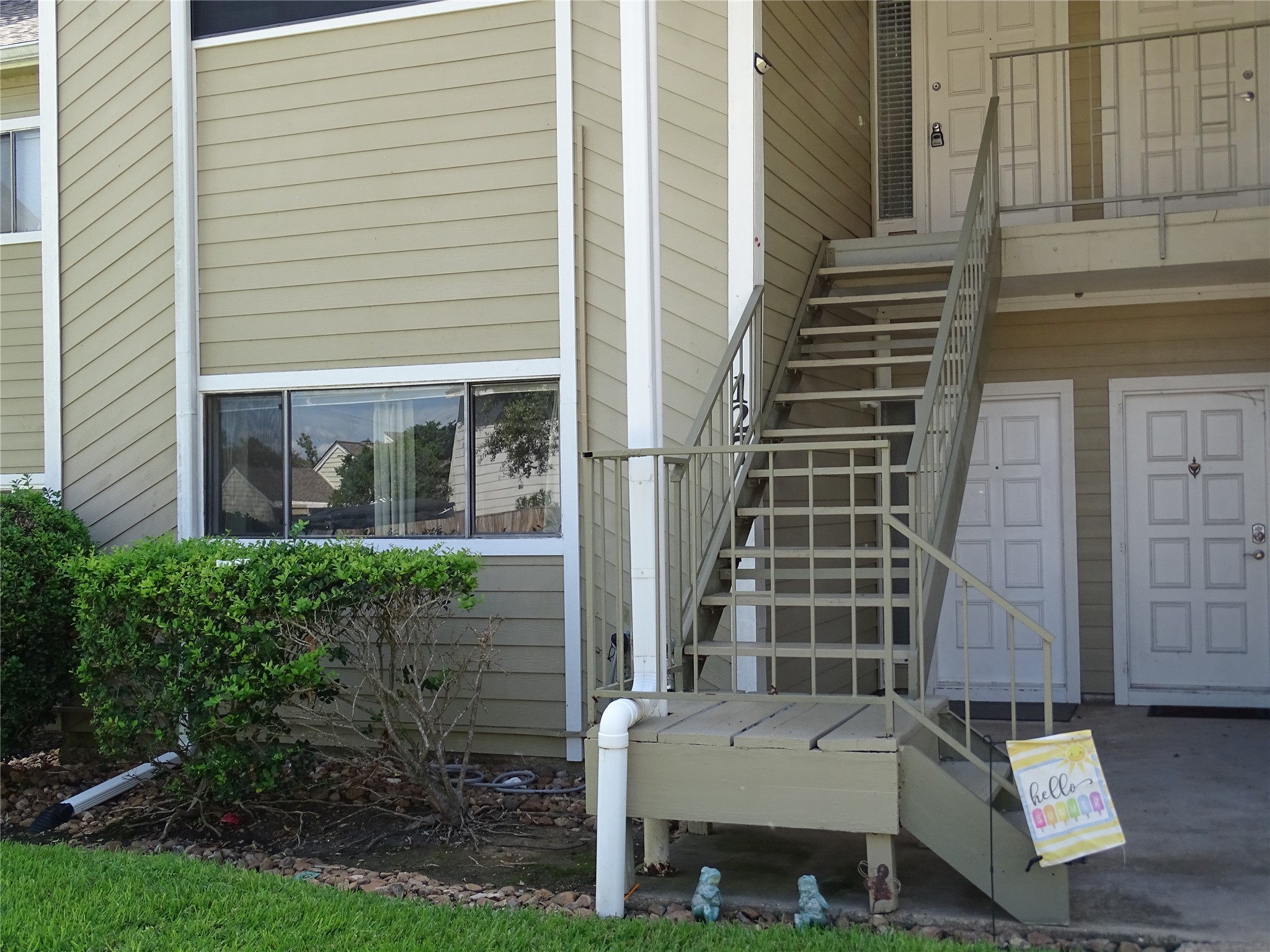 127 April Point Drive S Property Photo 4