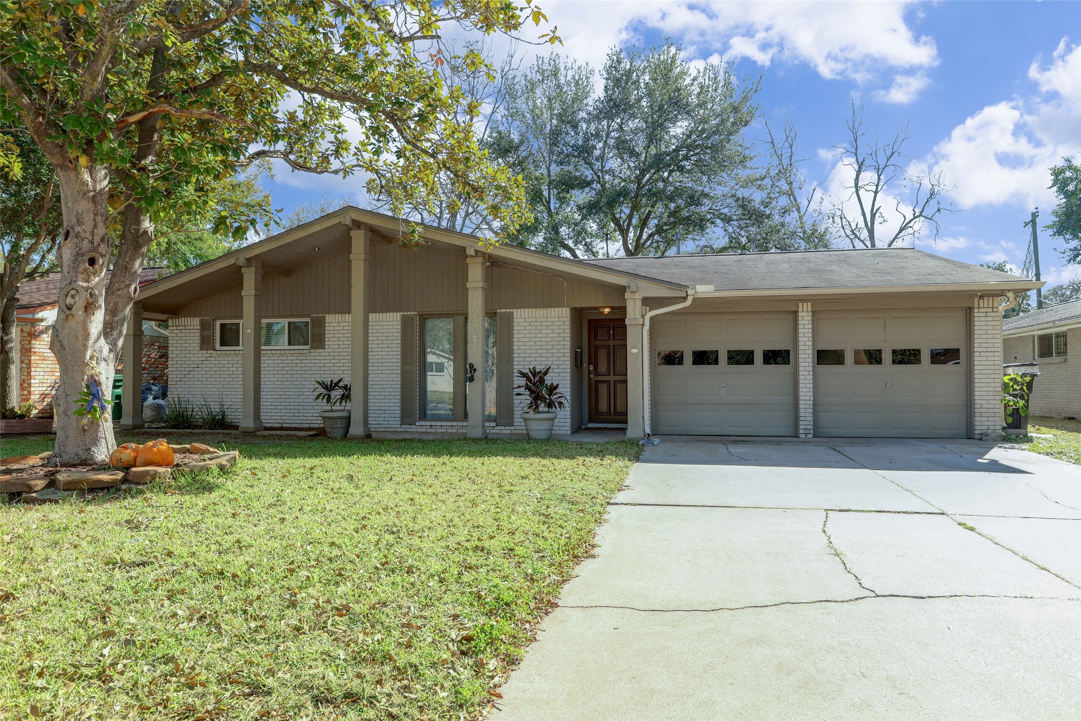 5827 Farwell Drive Property Photo 2