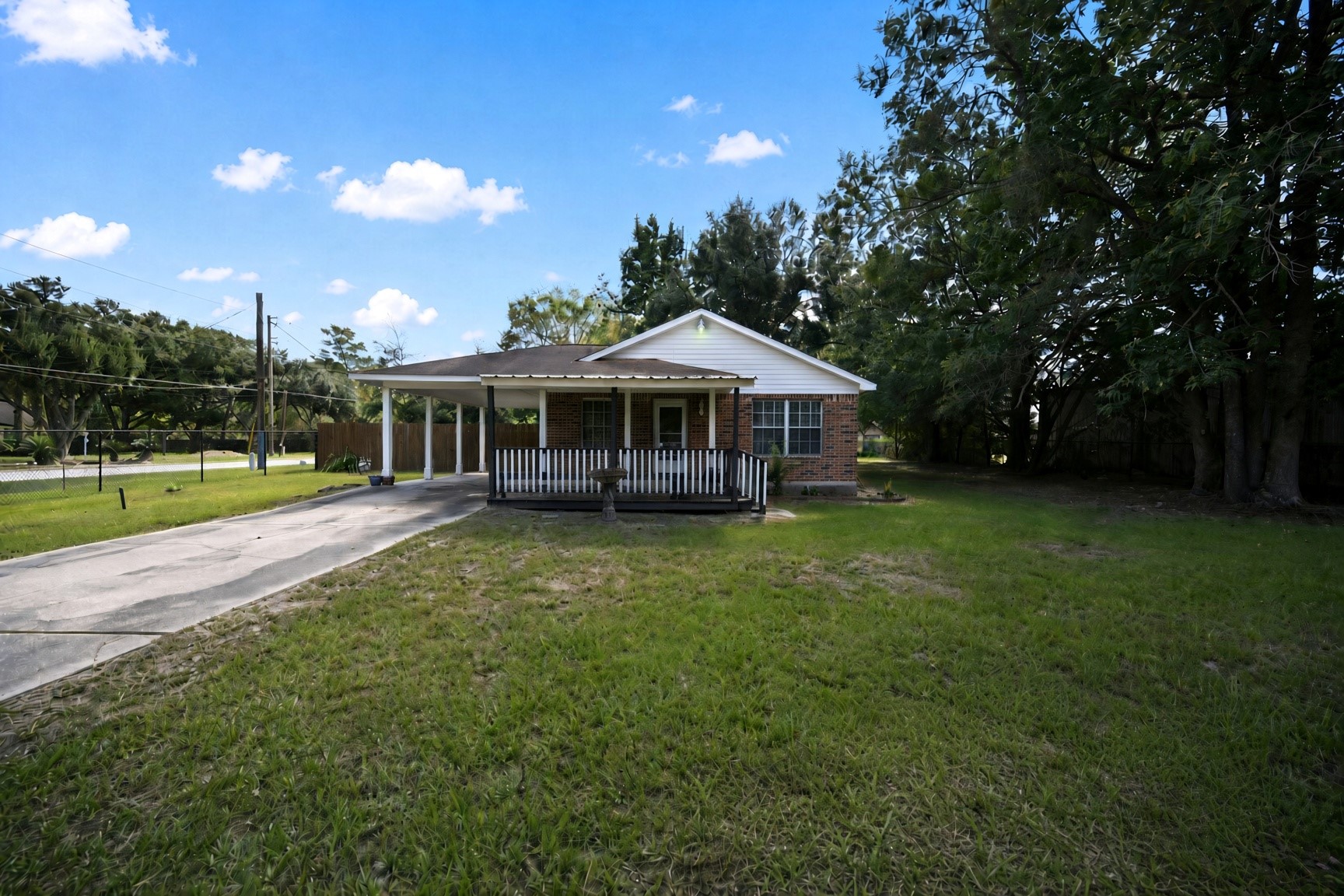 220 N William Barnett Avenue Property Photo 1