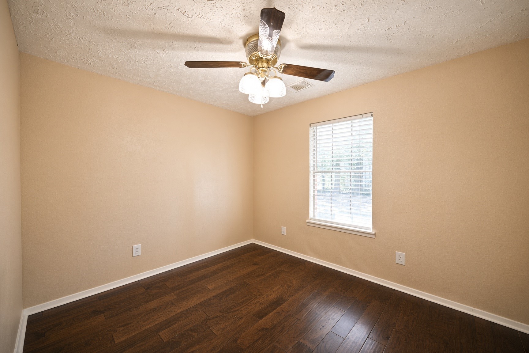 220 N William Barnett Avenue Property Photo 13