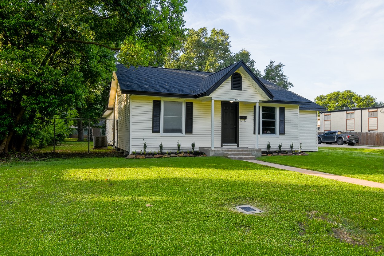 1302 W Adoue Street Property Photo 2