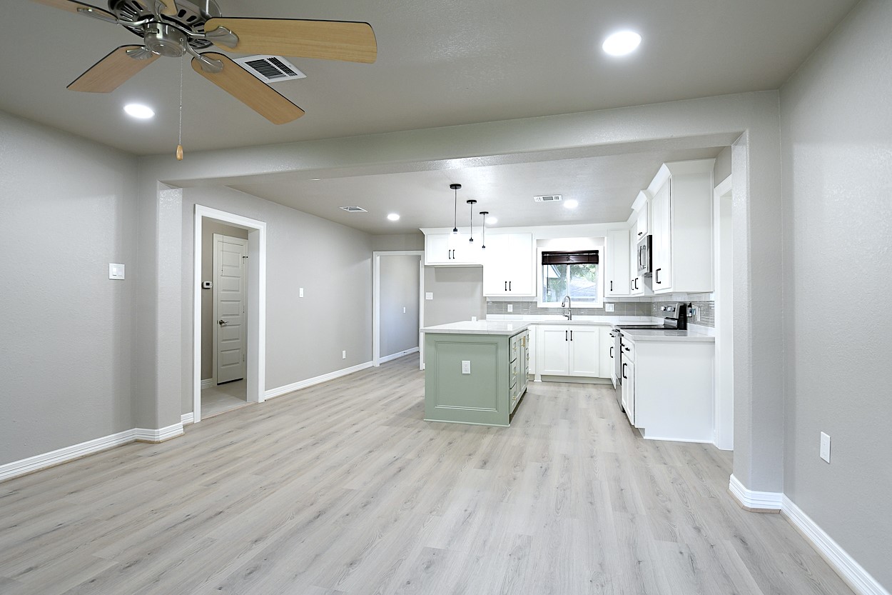 1302 W Adoue Street Property Photo 3