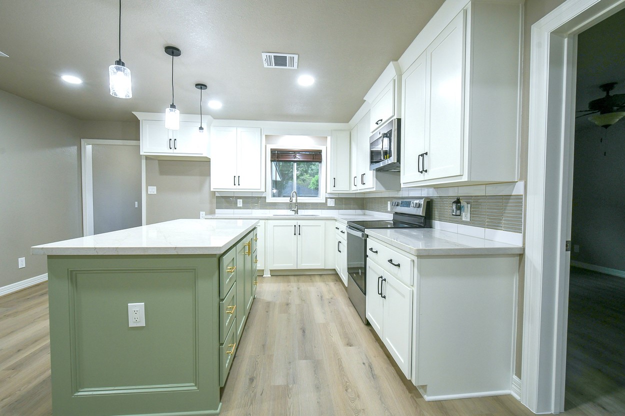 1302 W Adoue Street Property Photo 4