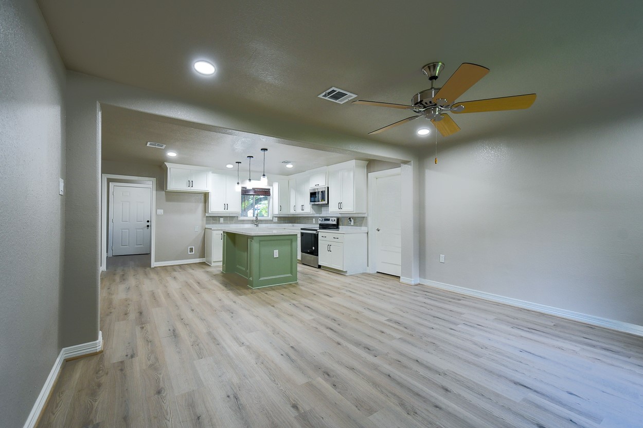 1302 W Adoue Street Property Photo 5