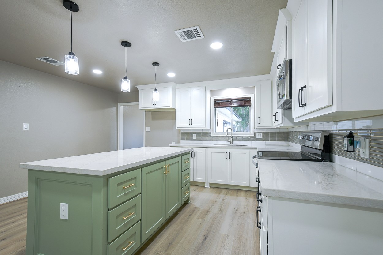 1302 W Adoue Street Property Photo 6