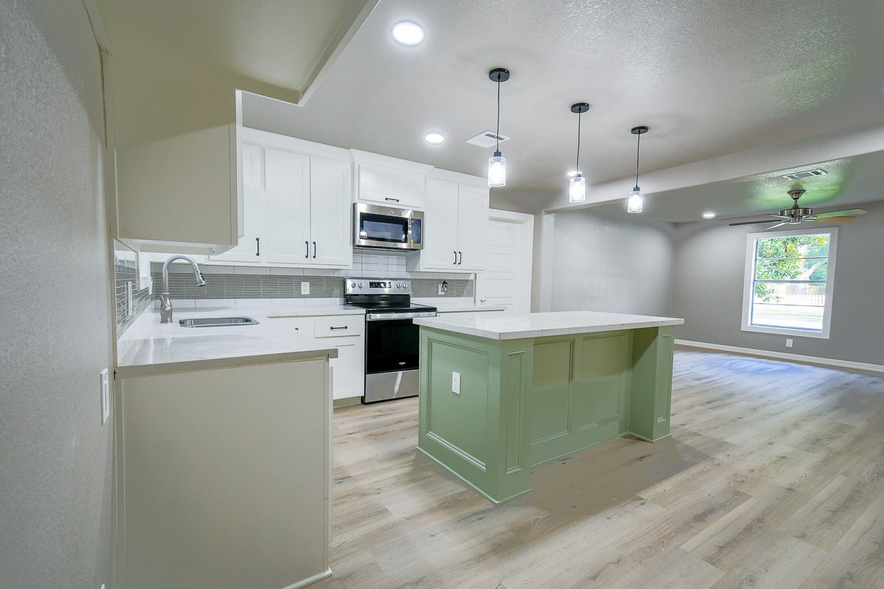 1302 W Adoue Street Property Photo 7