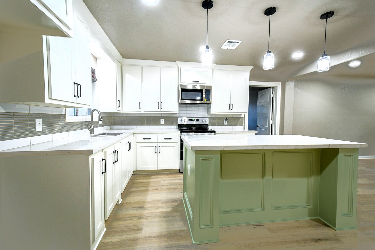 1302 W Adoue Street Property Photo 8