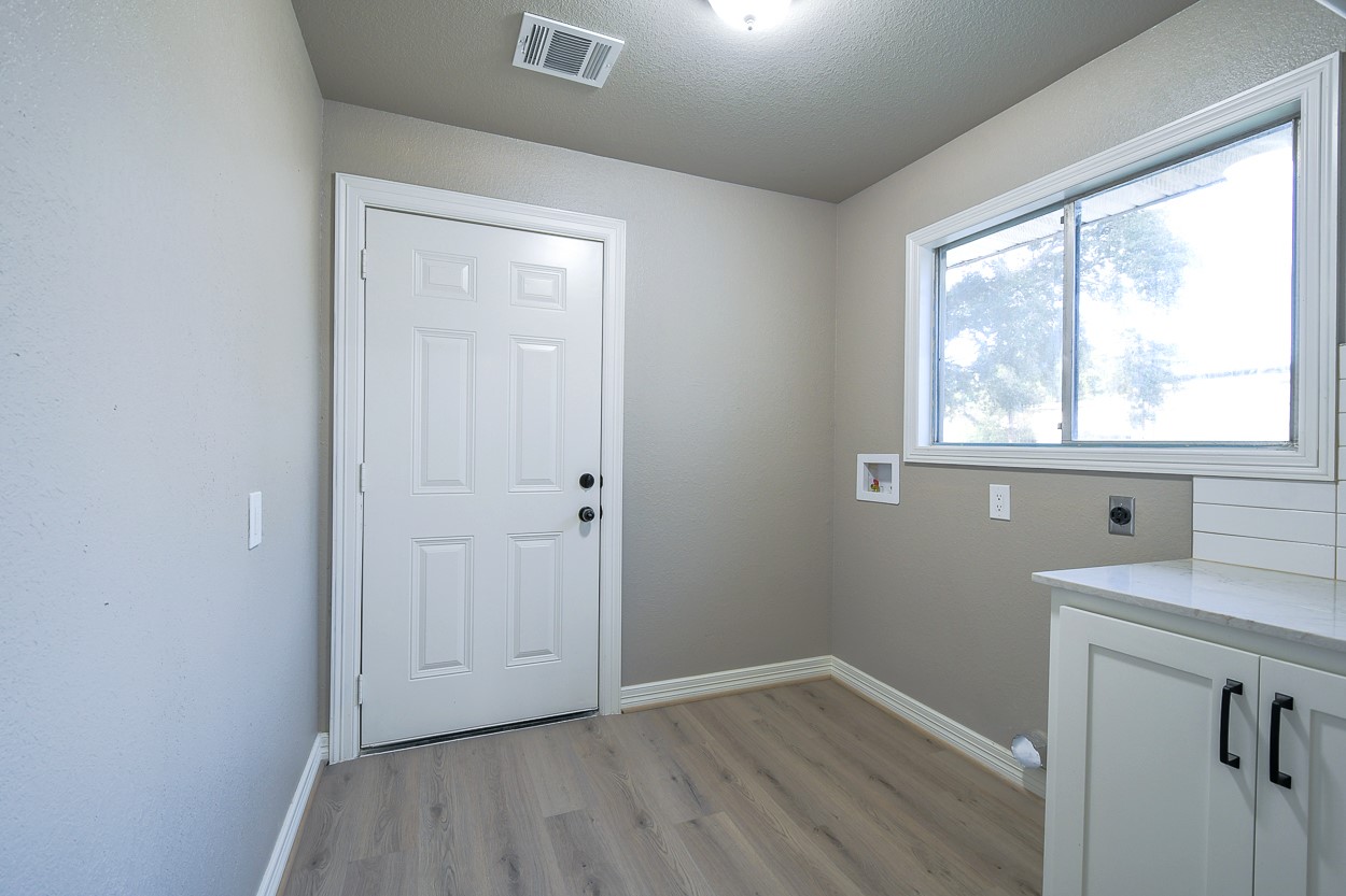 1302 W Adoue Street Property Photo 10