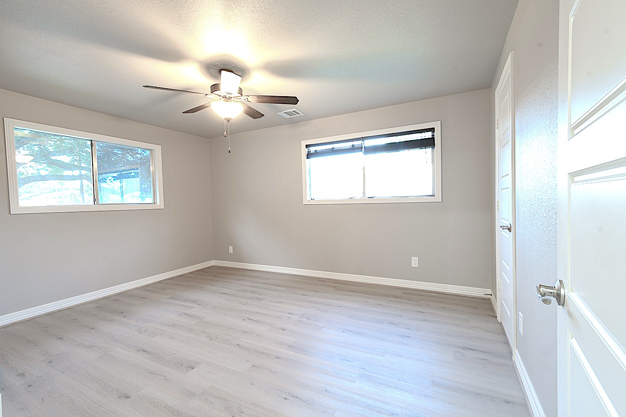 1302 W Adoue Street Property Photo 12